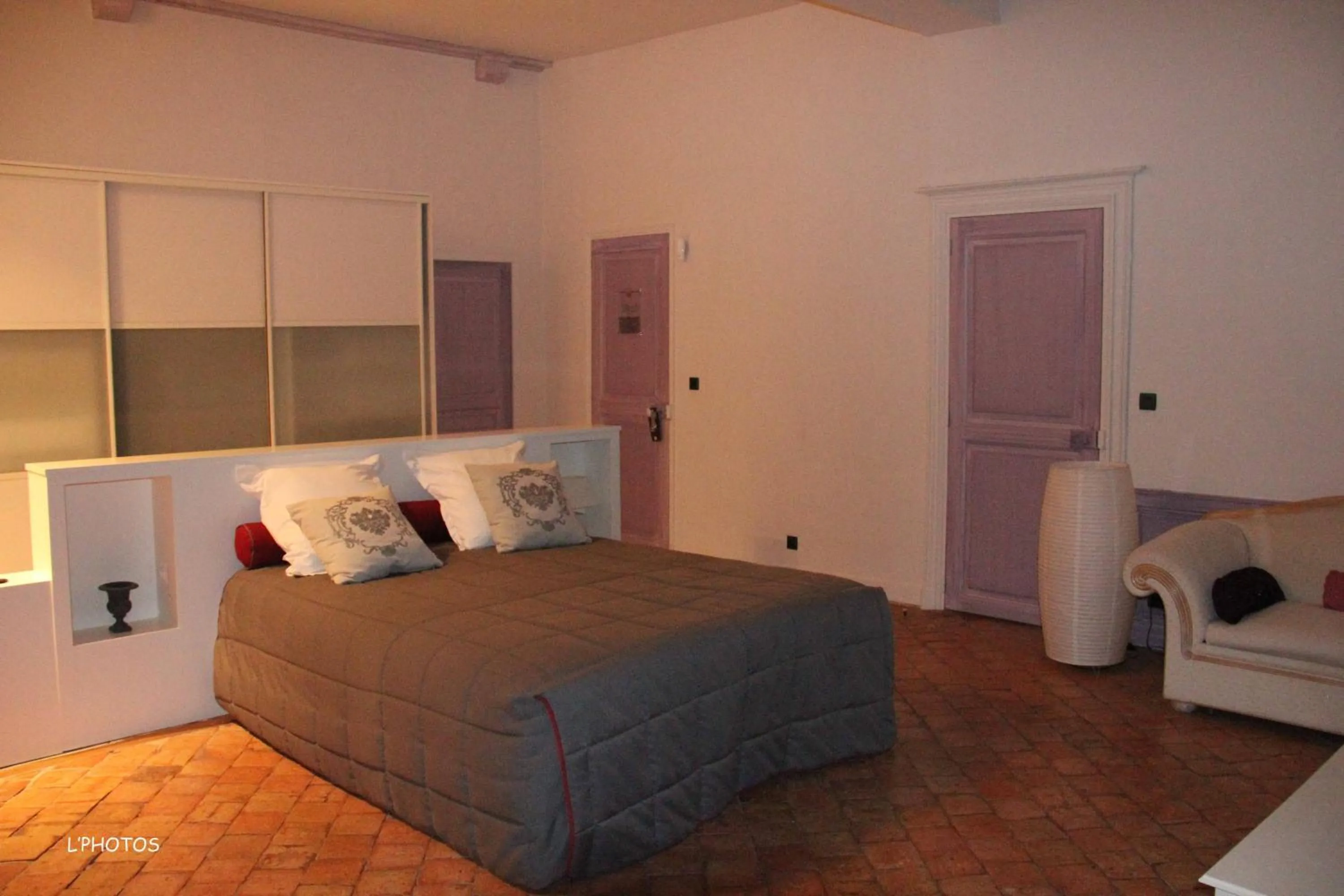 Bed in Logis Hôtel Le Relais Louis XI