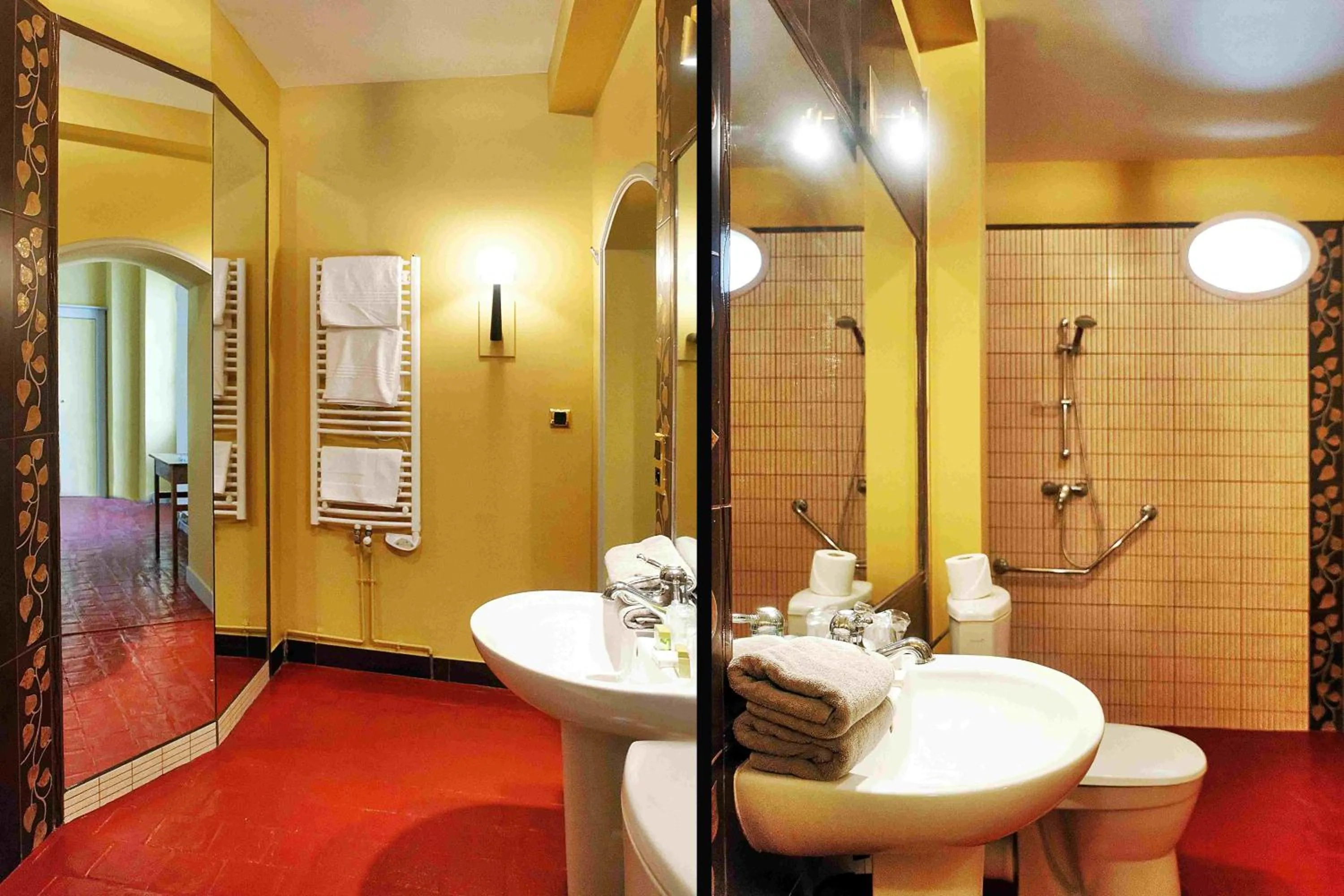 Bathroom in Logis Hôtel Le Relais Louis XI