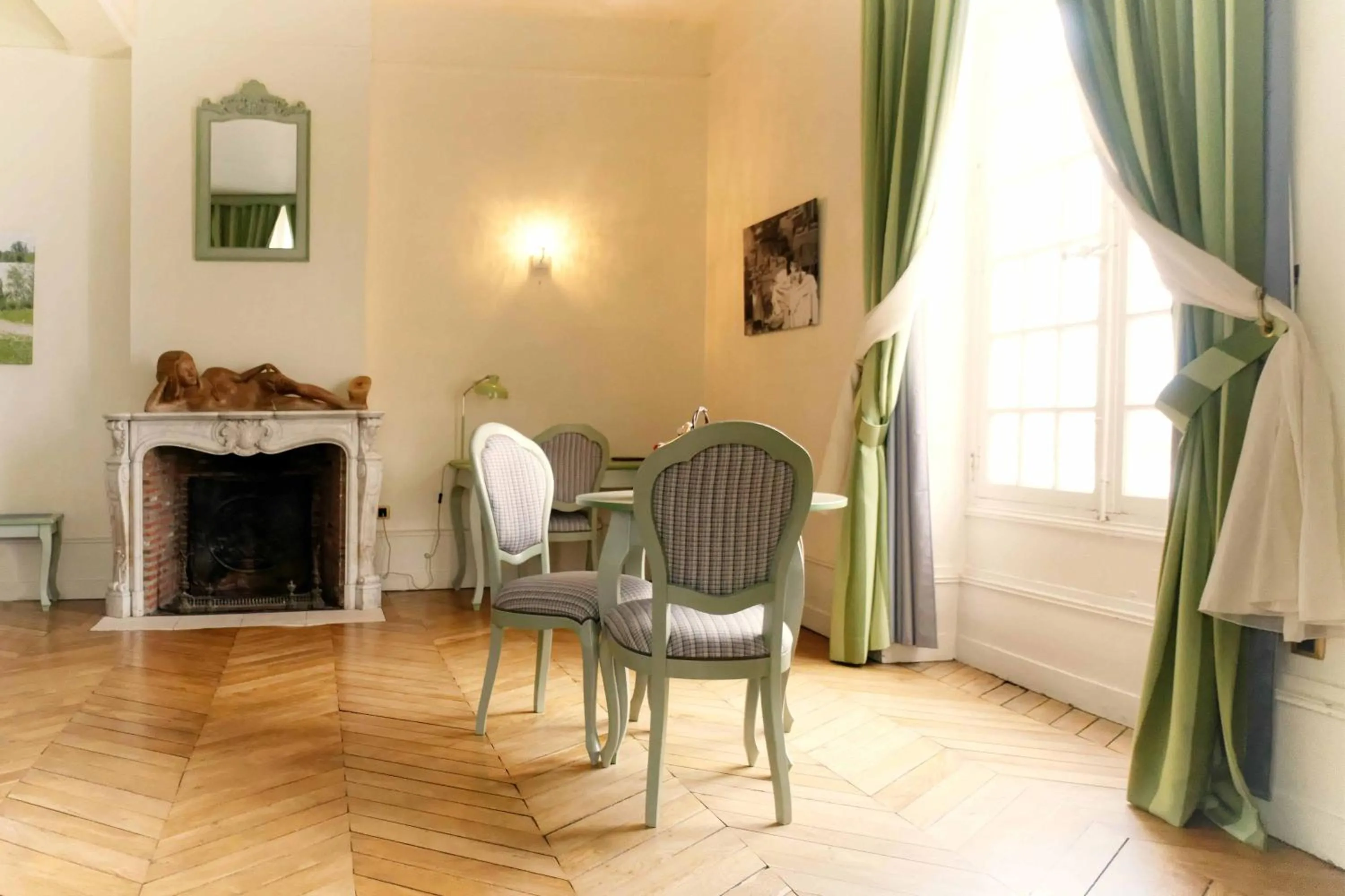 Communal lounge/ TV room in Logis Hôtel Le Relais Louis XI