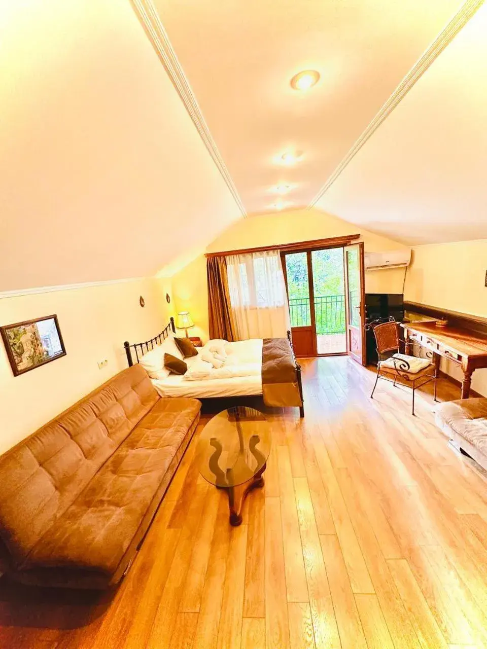 Bedroom, Bed in Hotel British House Bedroom, Bed in Hotel British House