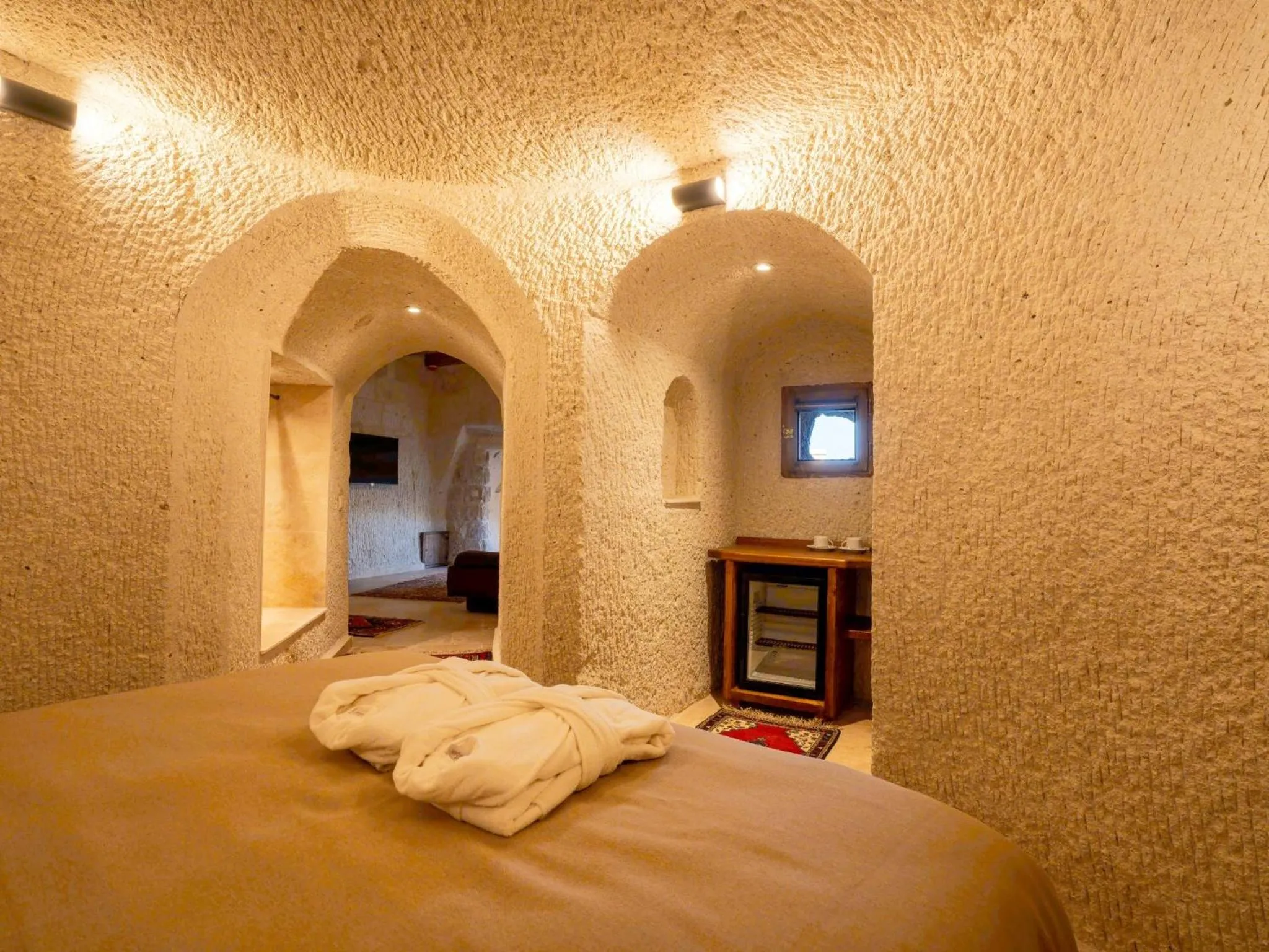 Coffee/tea facilities, Bed in Tulip Cave Suites