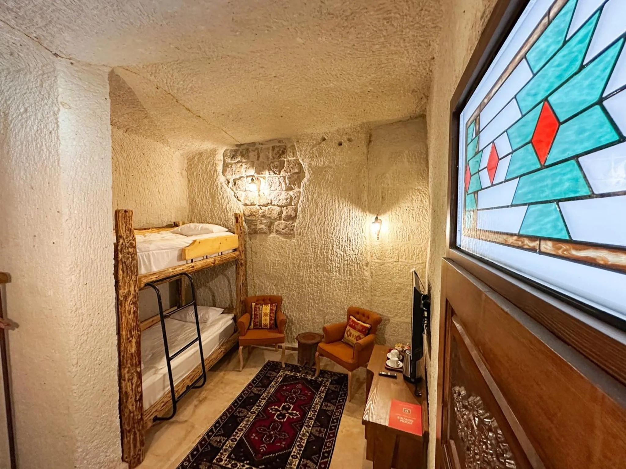 Seating area, Bed in Tulip Cave Suites