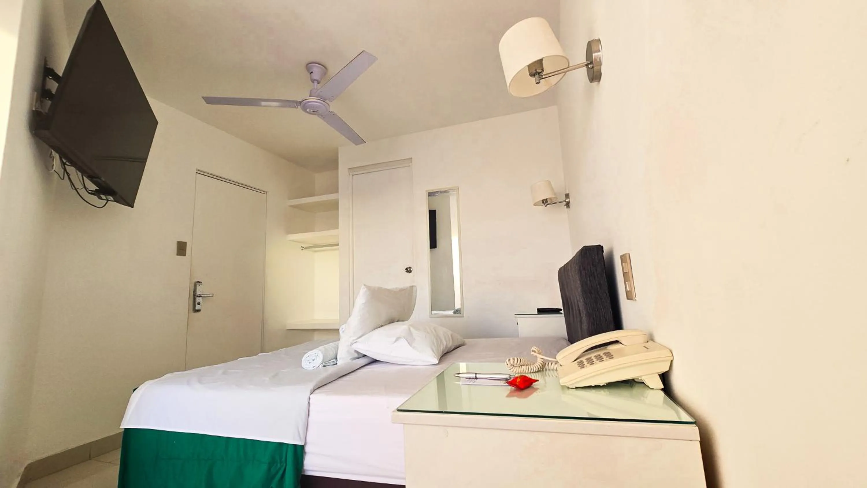 Photo of the whole room, Bed in Hotel Riviera Inka Paracas