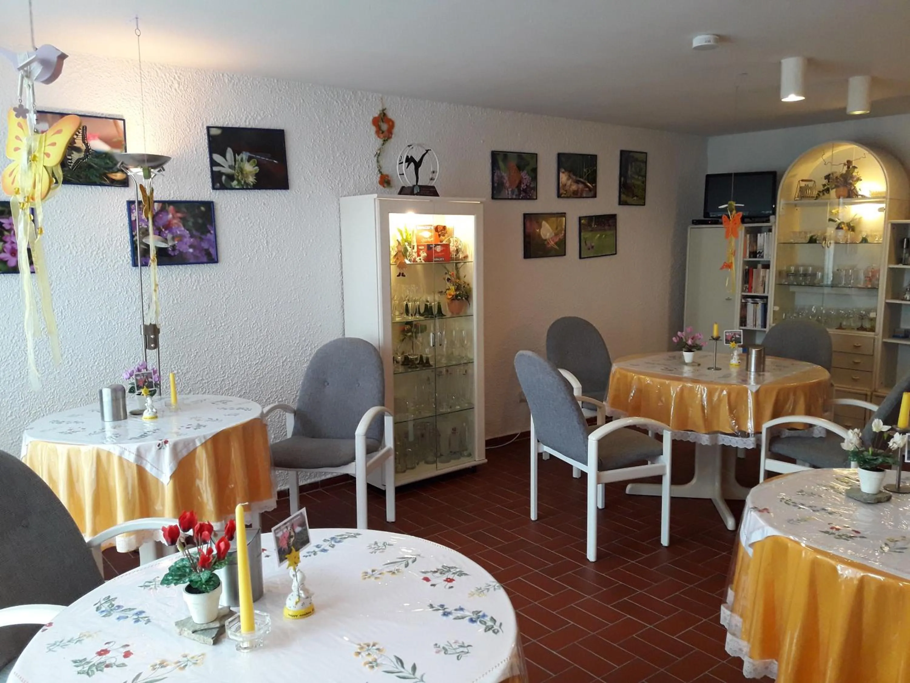 Communal lounge/ TV room in Gästehaus Hochrhönblick