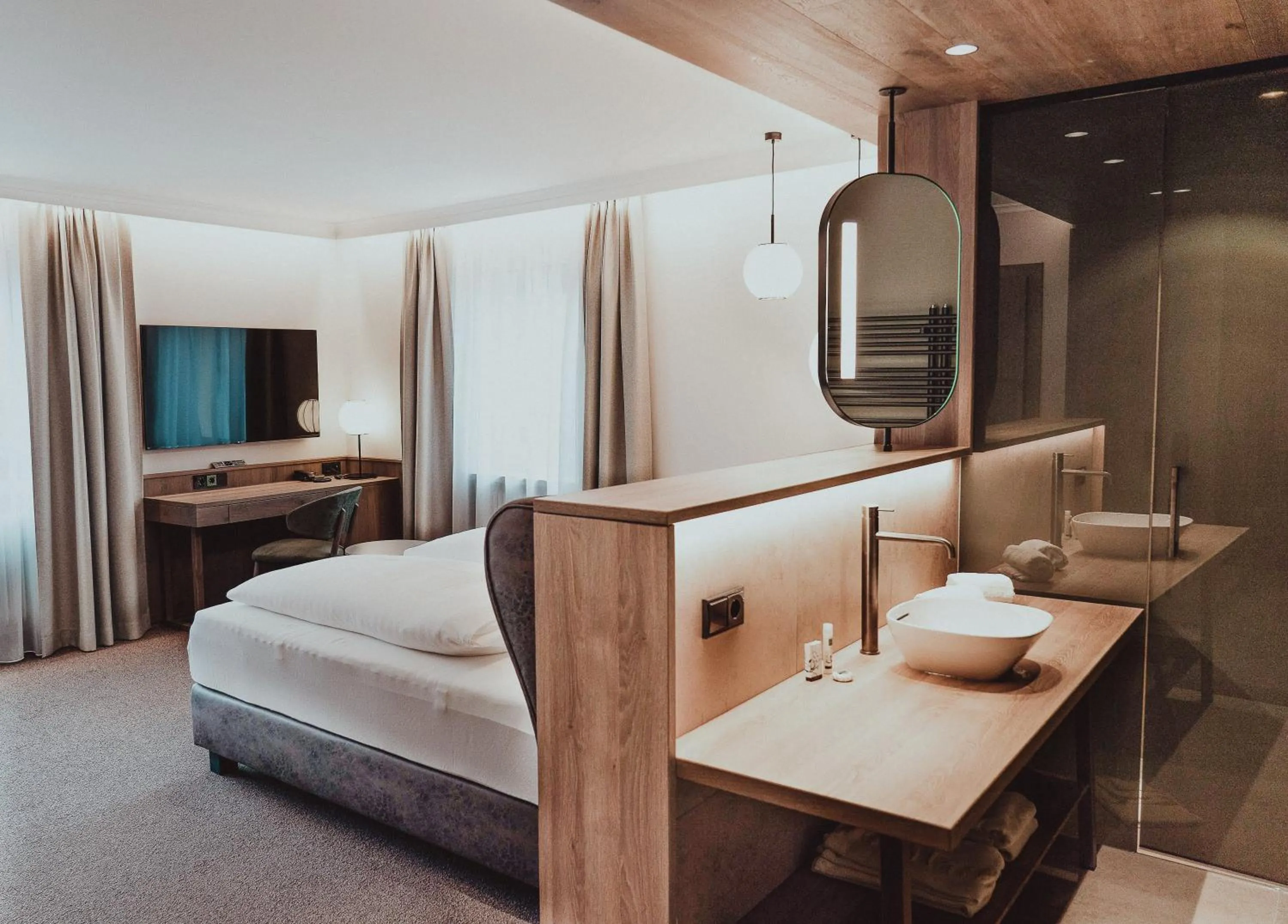 Bed in Österreichischer Hof-im Bademantel direkt in die Alpentherme