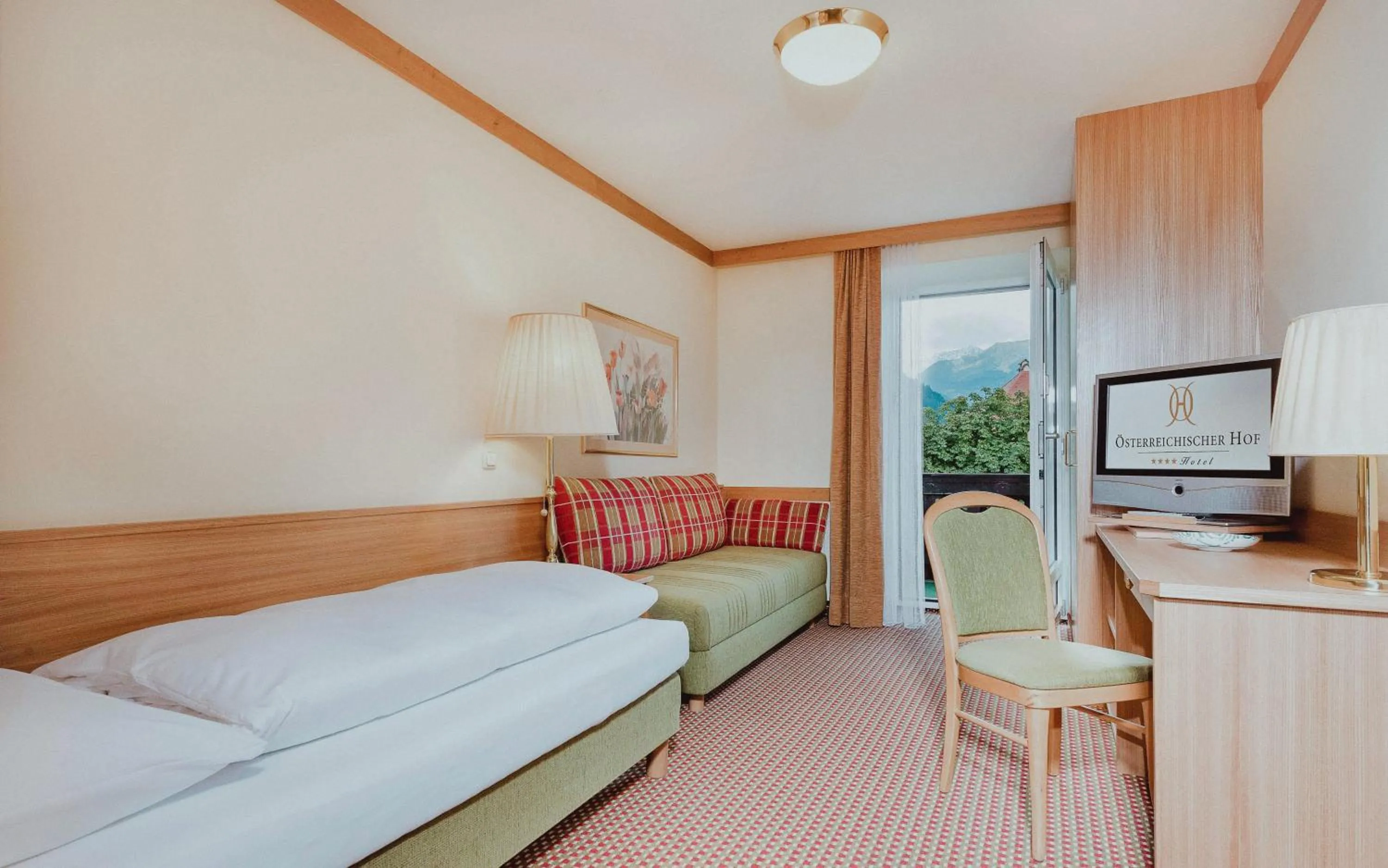 Bed in Österreichischer Hof-im Bademantel direkt in die Alpentherme