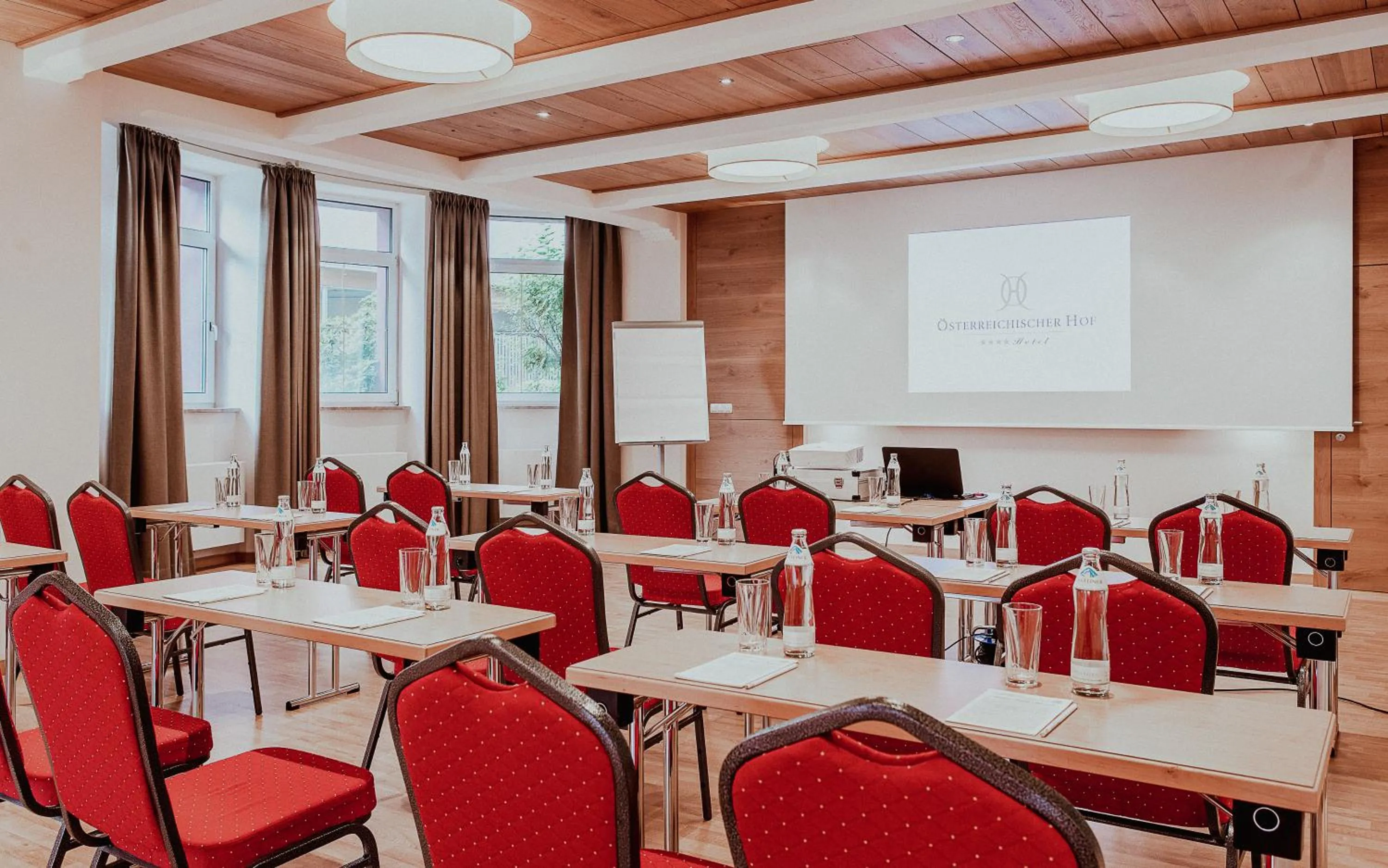 TV and multimedia in Österreichischer Hof-im Bademantel direkt in die Alpentherme