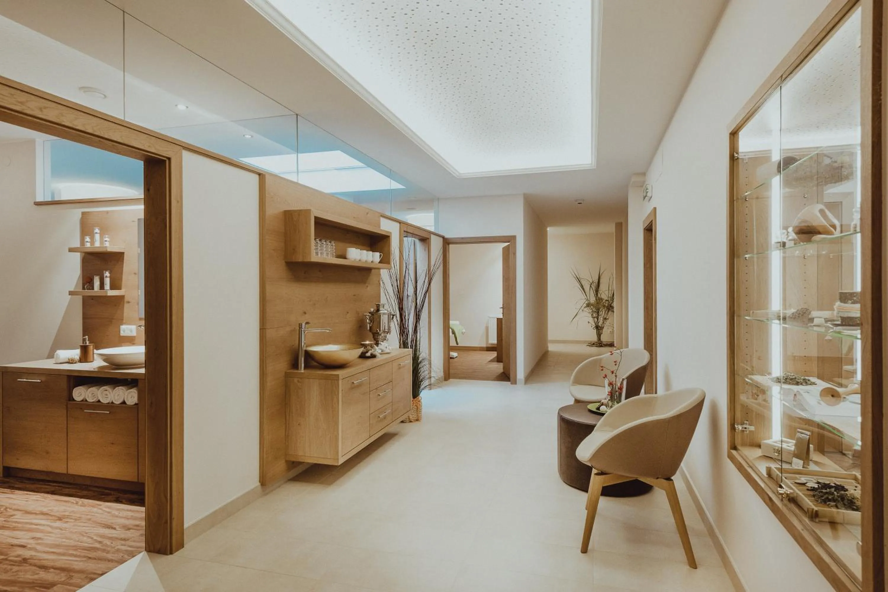 Massage in Österreichischer Hof-im Bademantel direkt in die Alpentherme