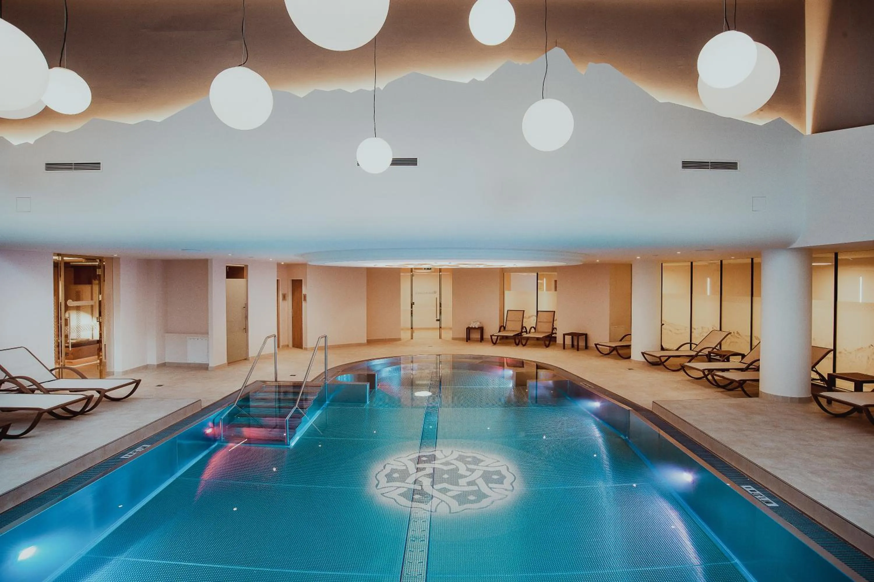 Pool view in Österreichischer Hof-im Bademantel direkt in die Alpentherme