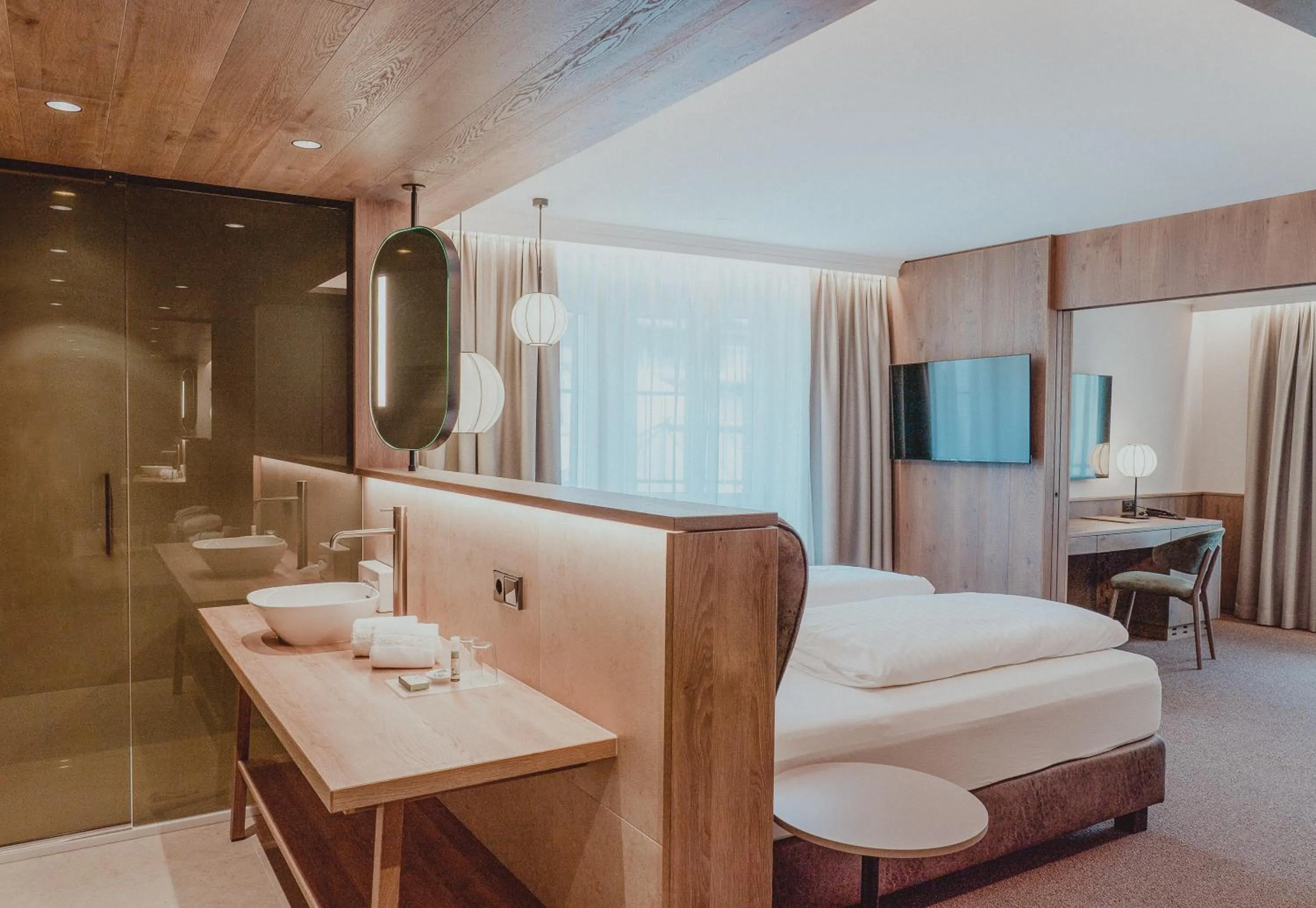 Photo of the whole room, Bed in Österreichischer Hof-im Bademantel direkt in die Alpentherme