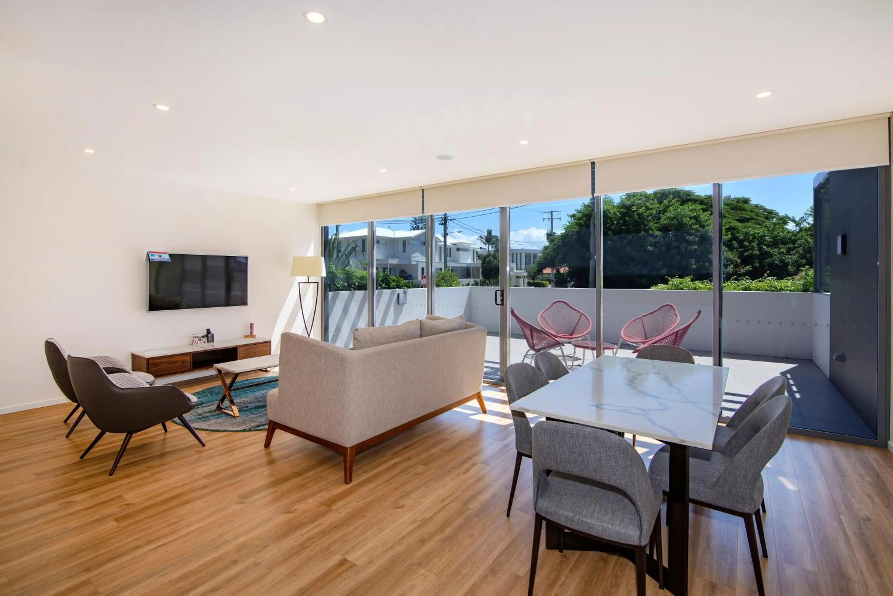 Dining area in Ruby Gold Coast by CLLIX