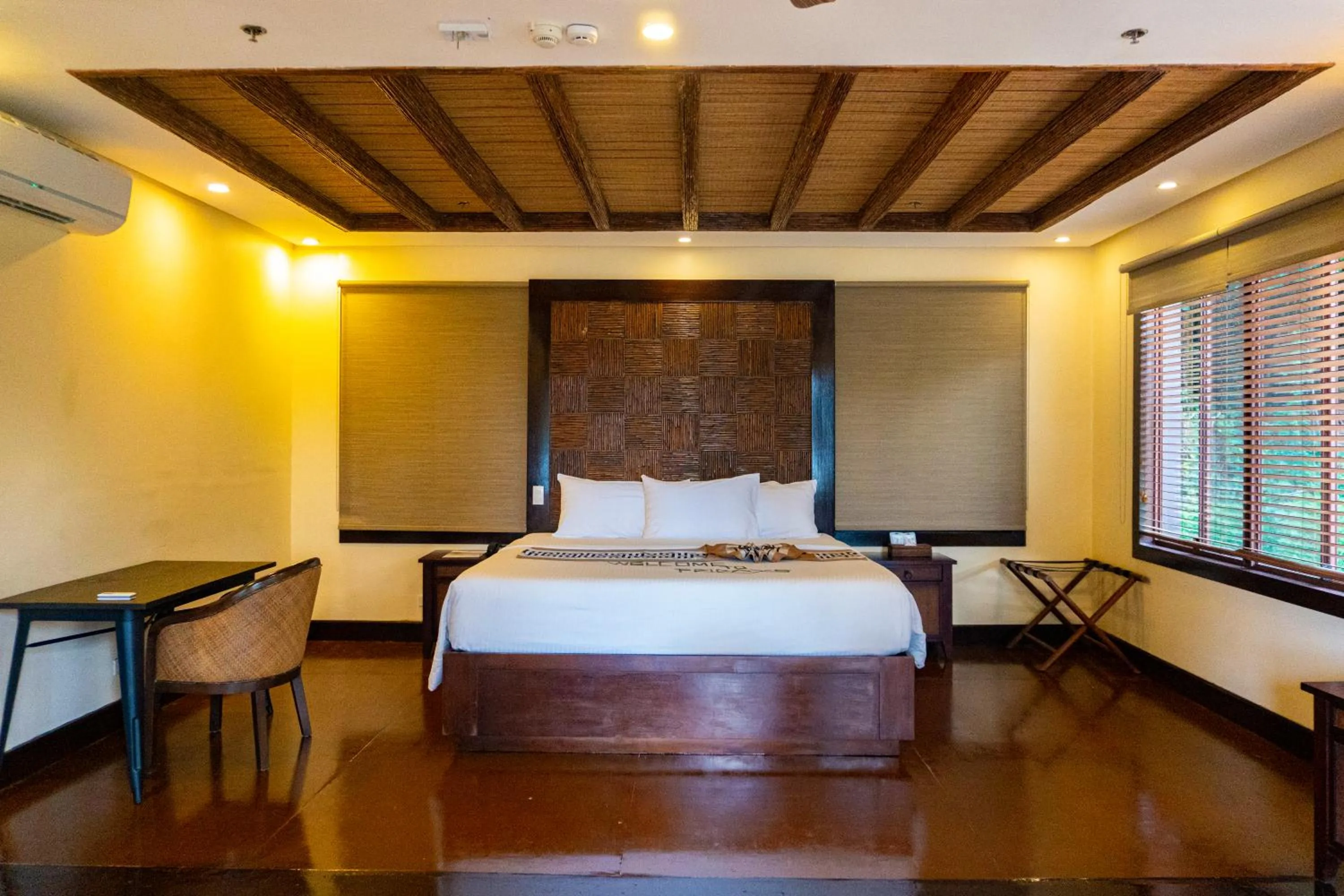 Property building, Bed in Fridays Puerto Galera