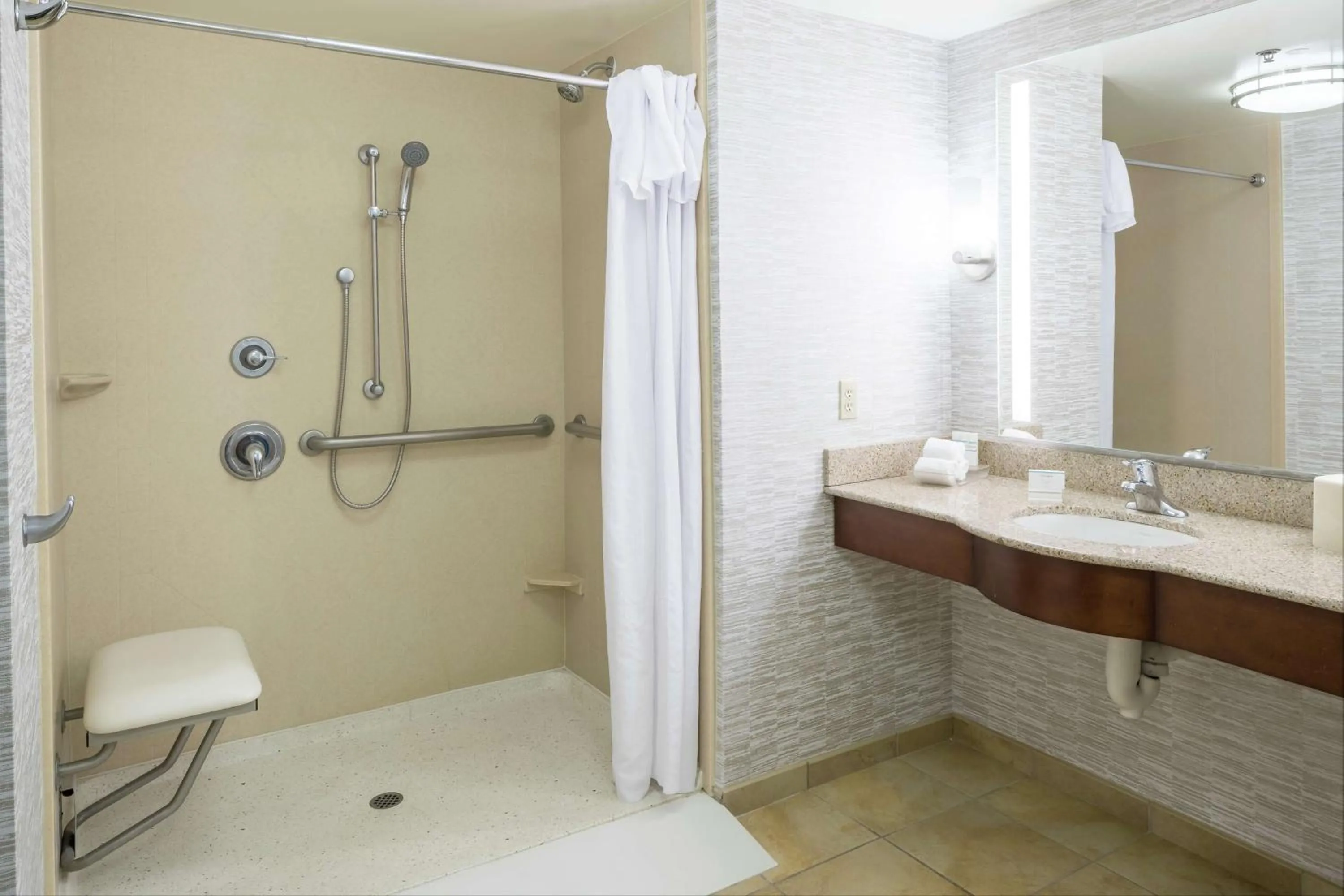 Bathroom in Homewood Suites by Hilton Fresno Airport/Clovis