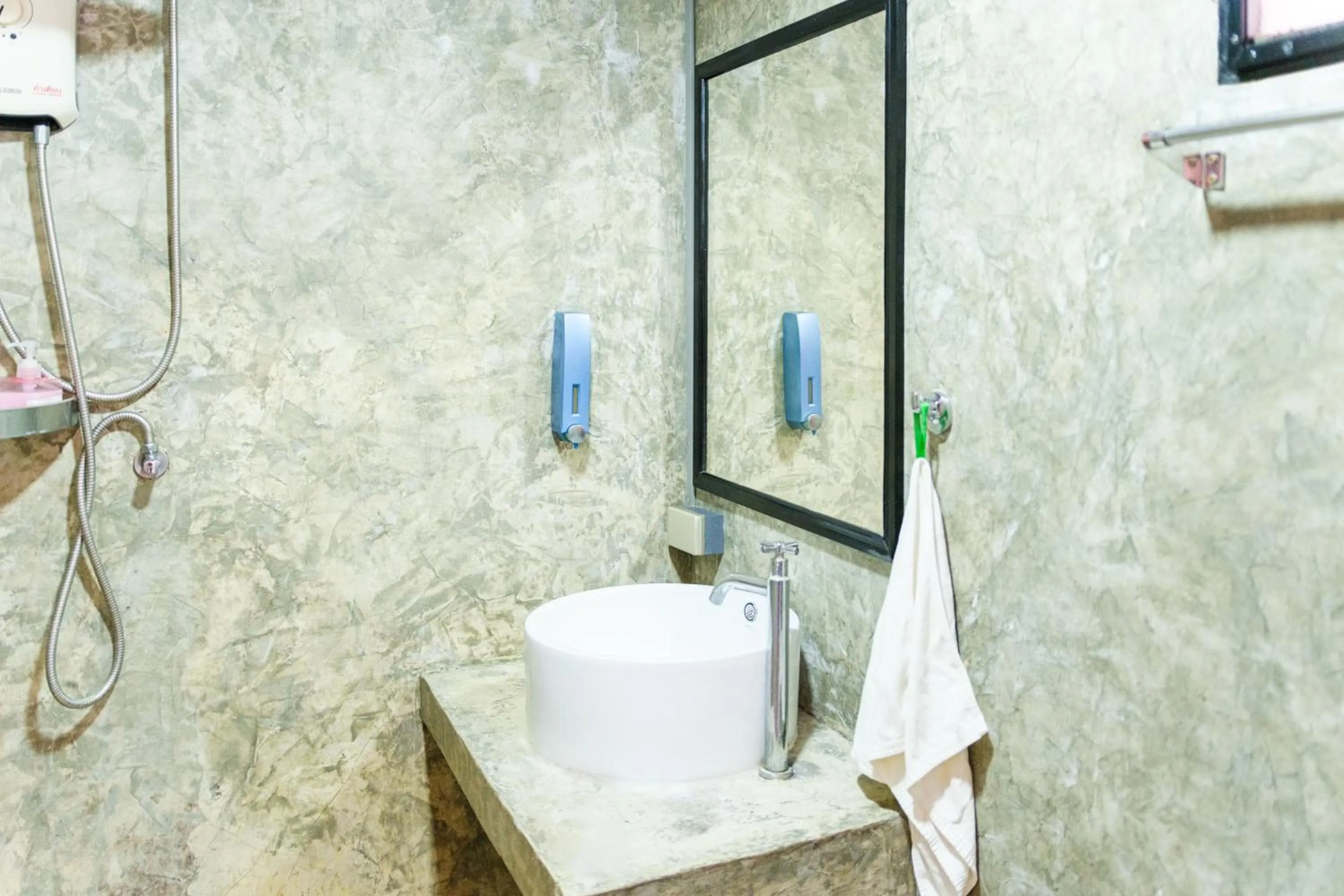 Shower in Slumber Party Chiang Mai