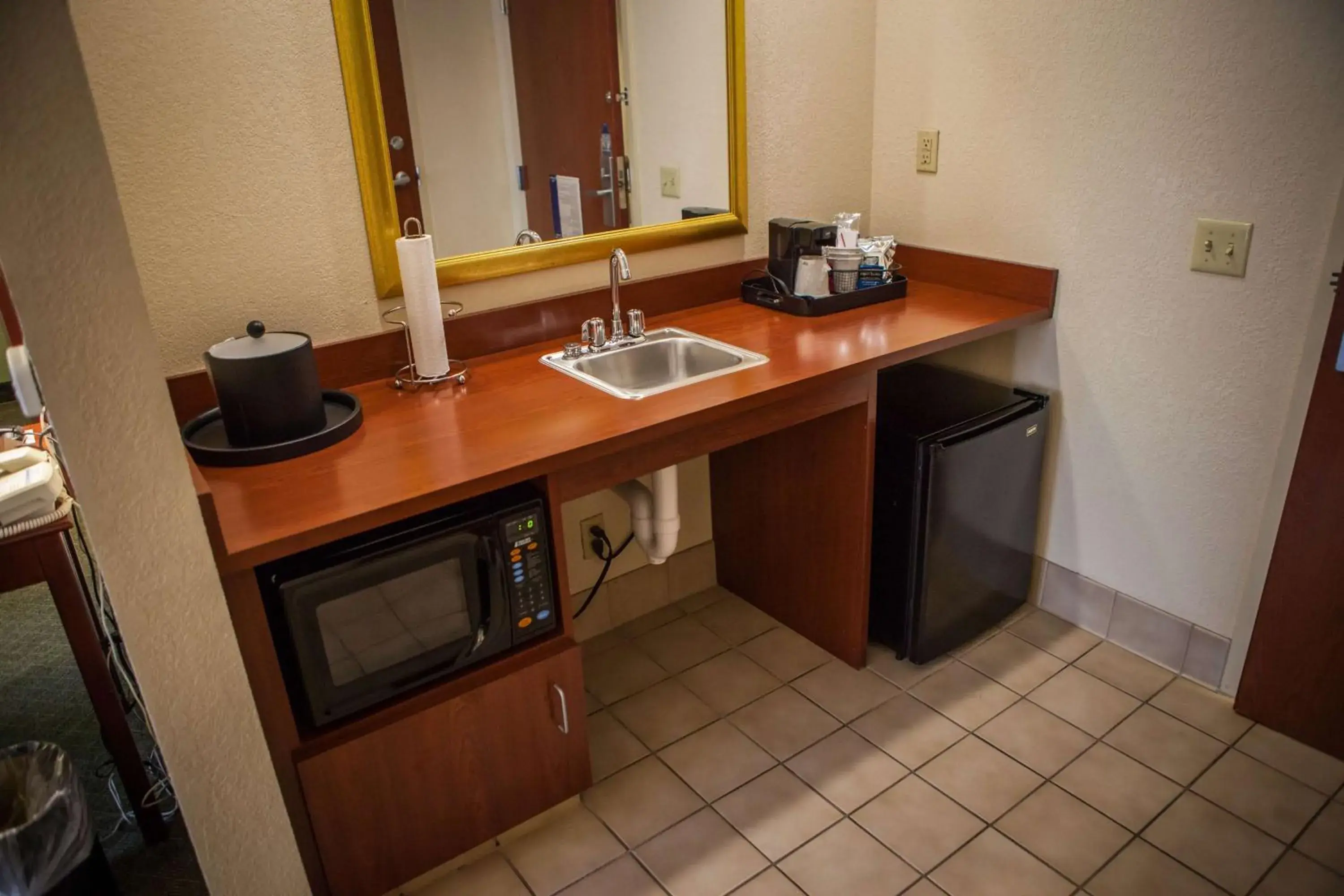 King Studio with Roll-In Shower - Mobility and Hearing Access/Non-Smoking in Hampton Inn & Suites, Springfield SW King Studio with Roll-In Shower - Mobility and Hearing Access/Non-Smoking in Hampton Inn & Suites, Springfield SW