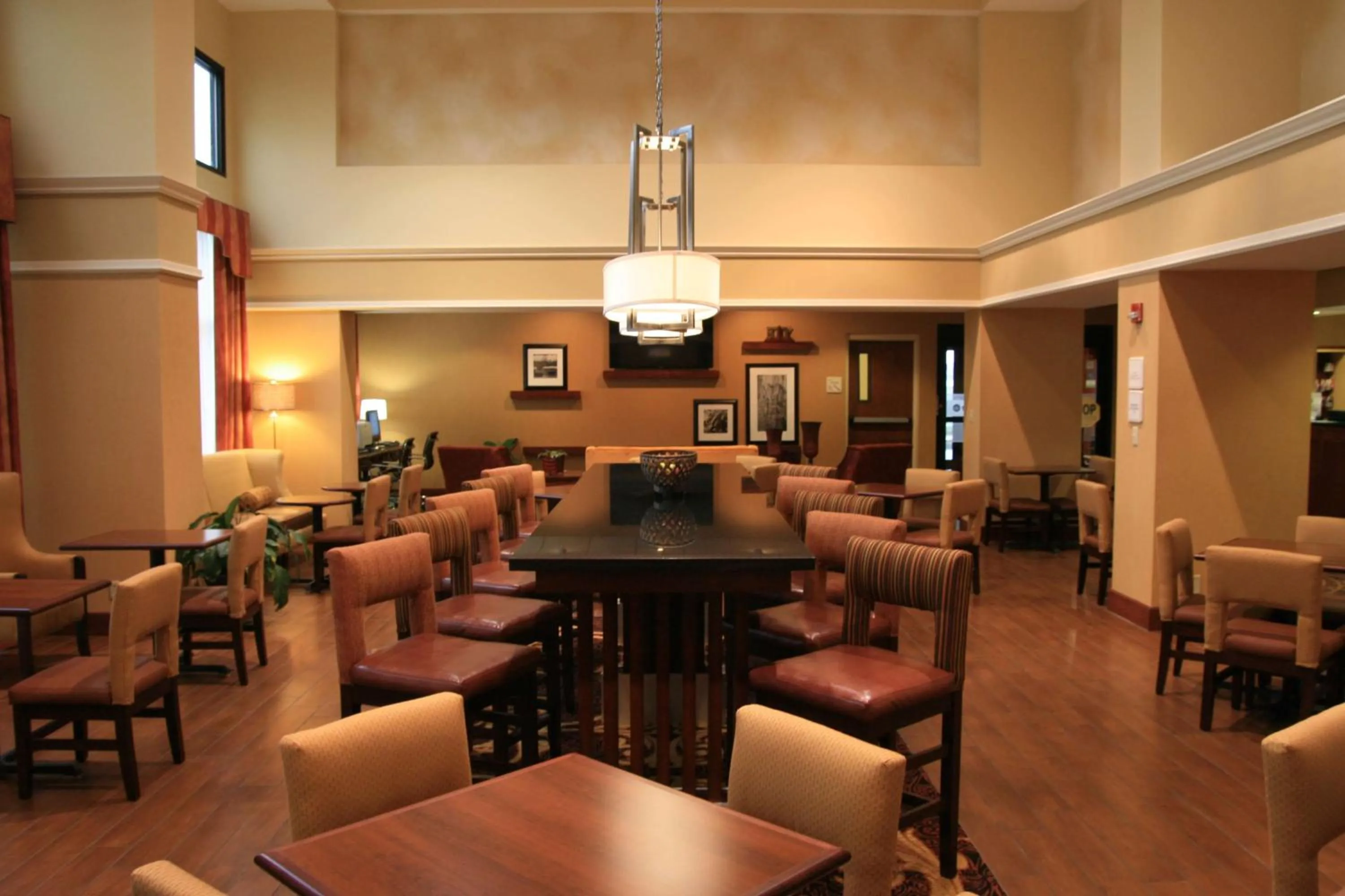 Dining area in Hampton Inn & Suites, Springfield SW