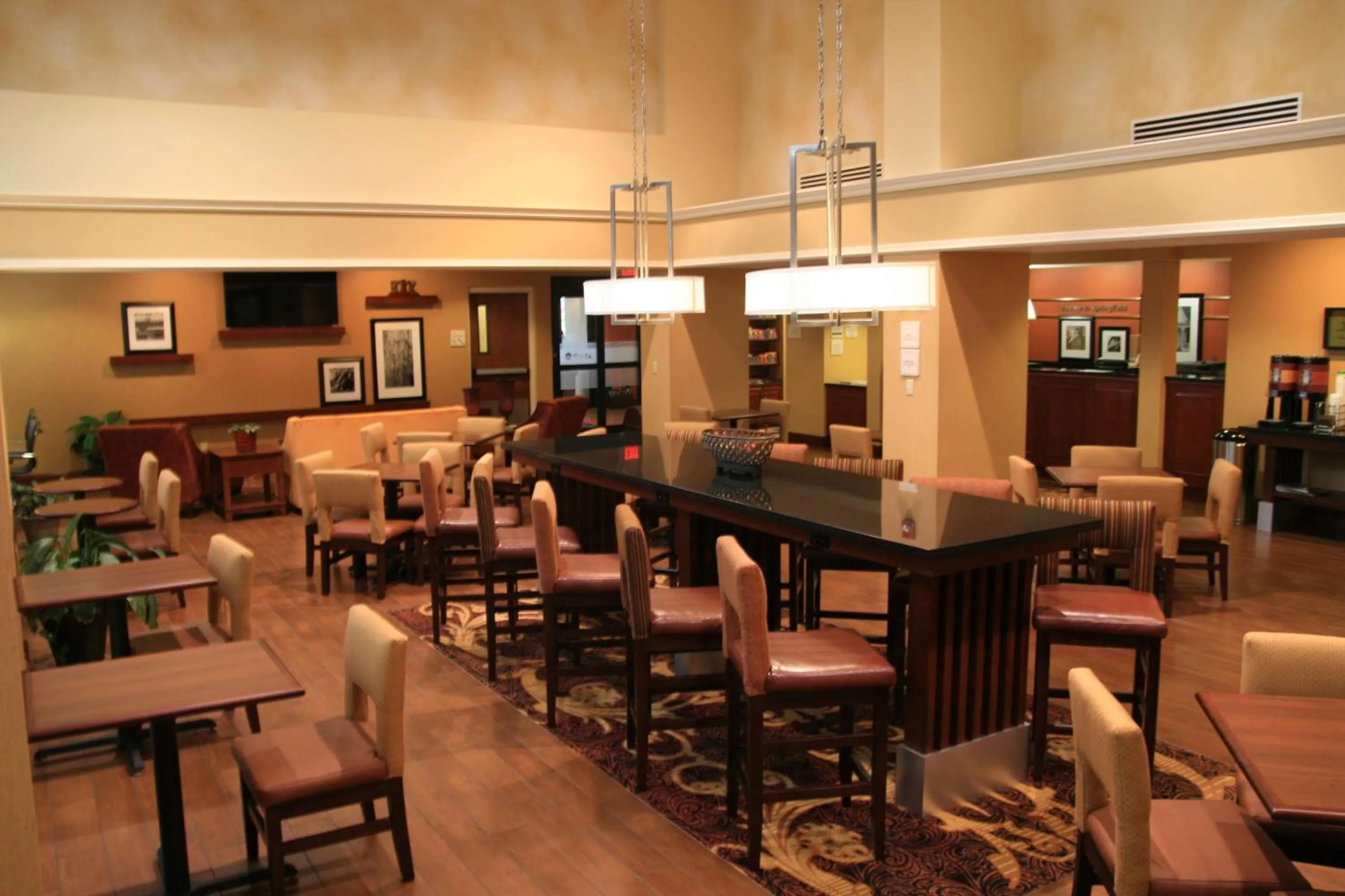 Dining area in Hampton Inn & Suites, Springfield SW