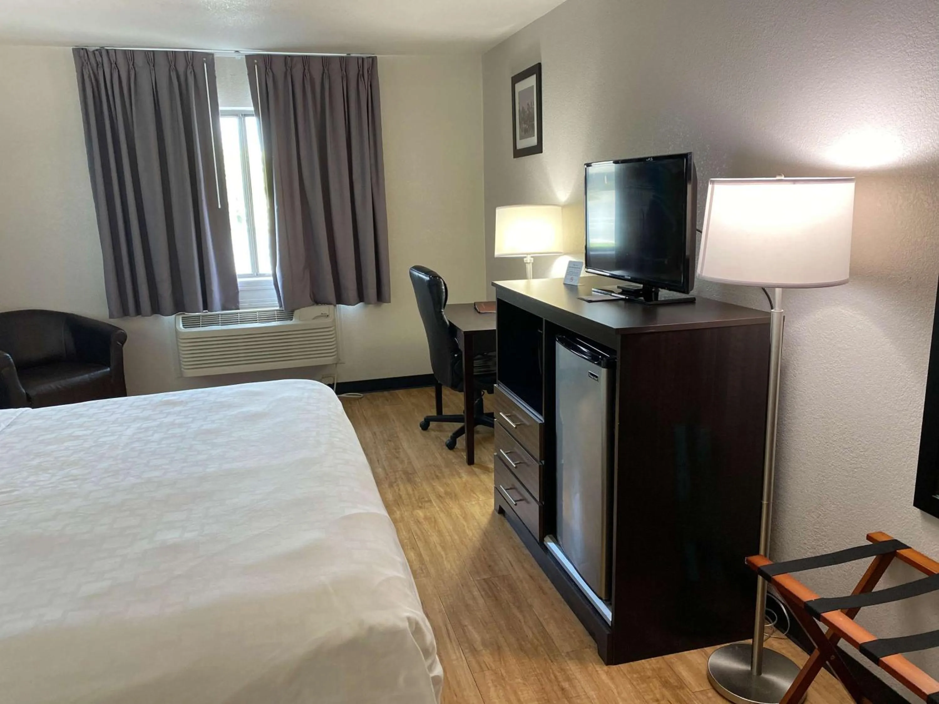 Photo of the whole room, Bed in Motel 6 Lancaster