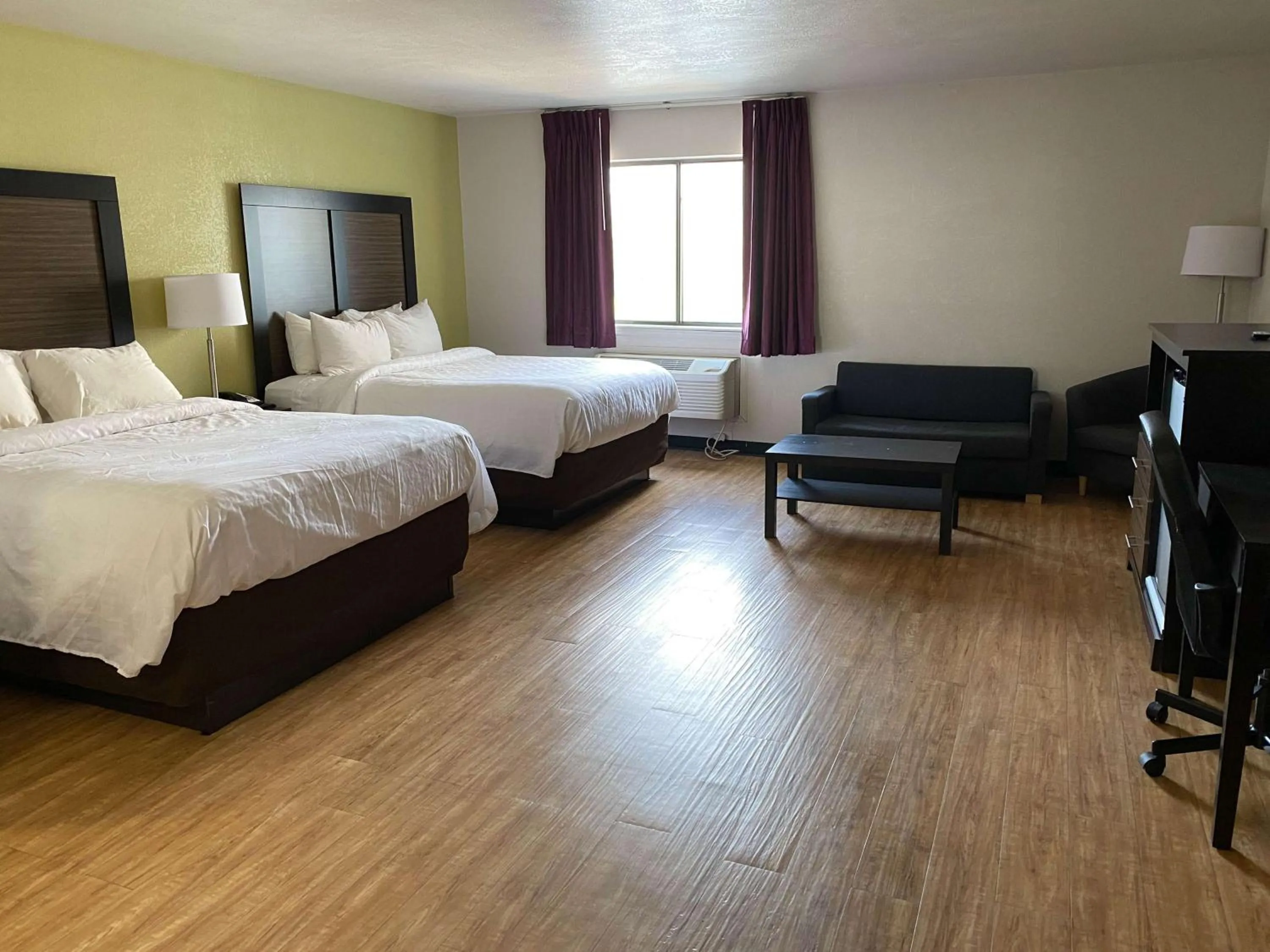 Photo of the whole room, Bed in Motel 6 Lancaster