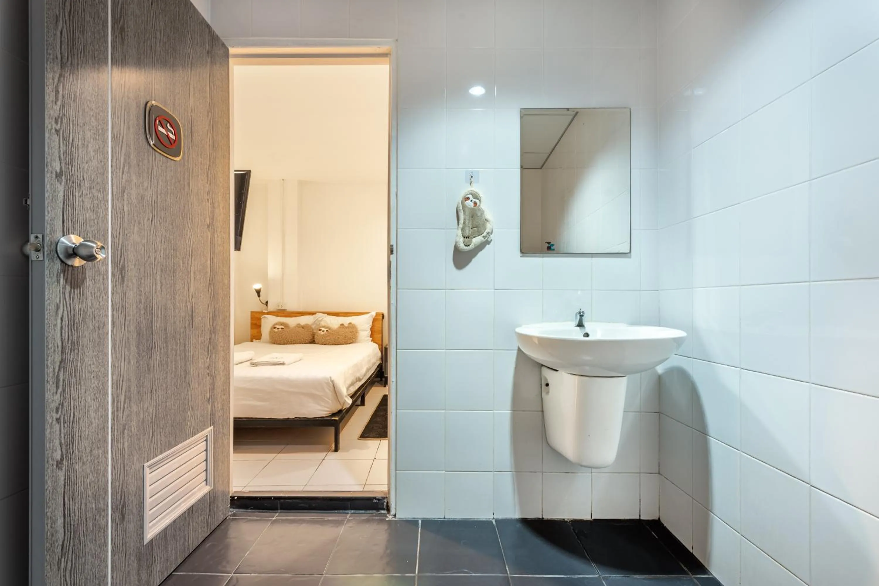 Toilet, Bed in Sloth Hostel Don Mueang