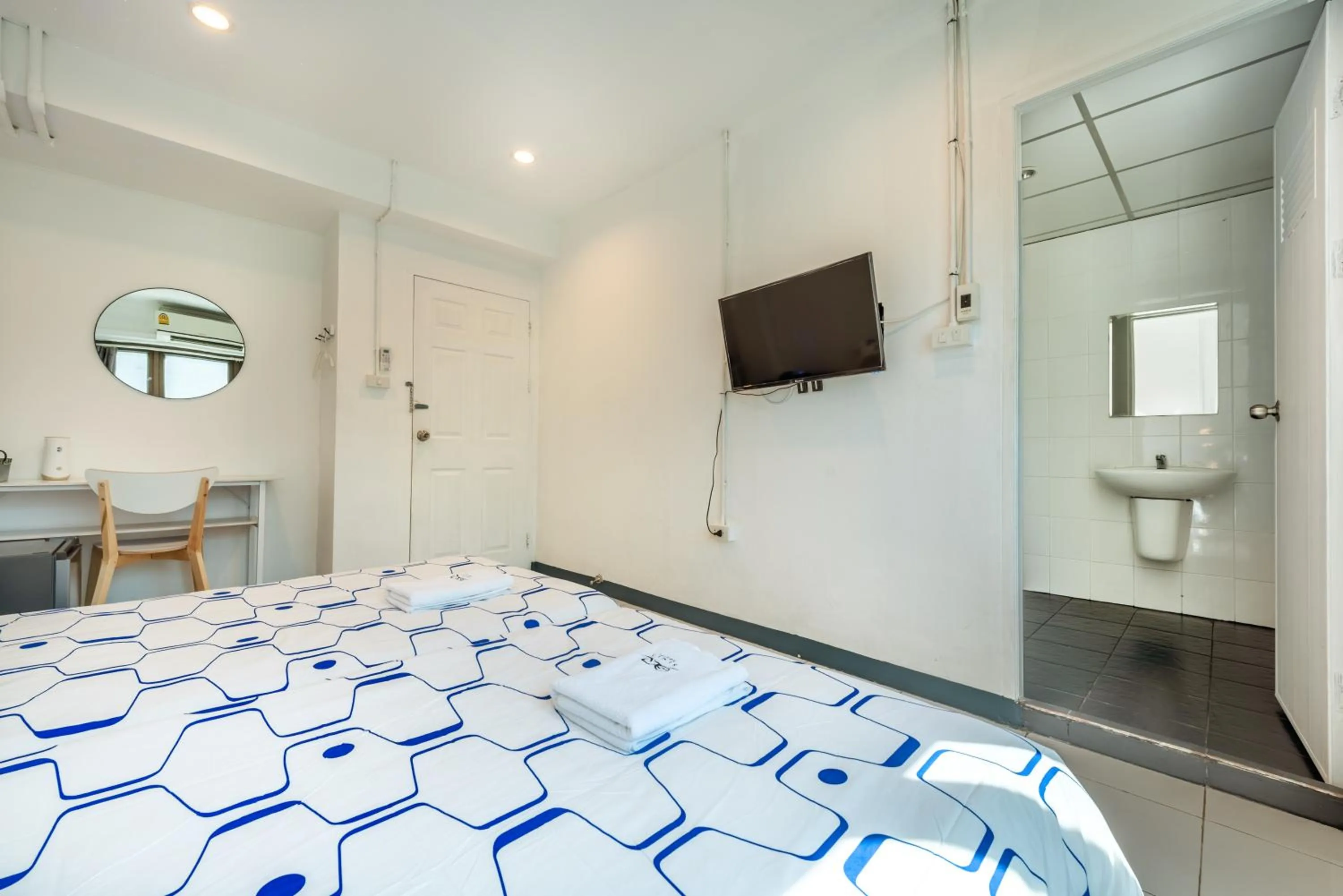 Bathroom, Bed in Sloth Hostel Don Mueang