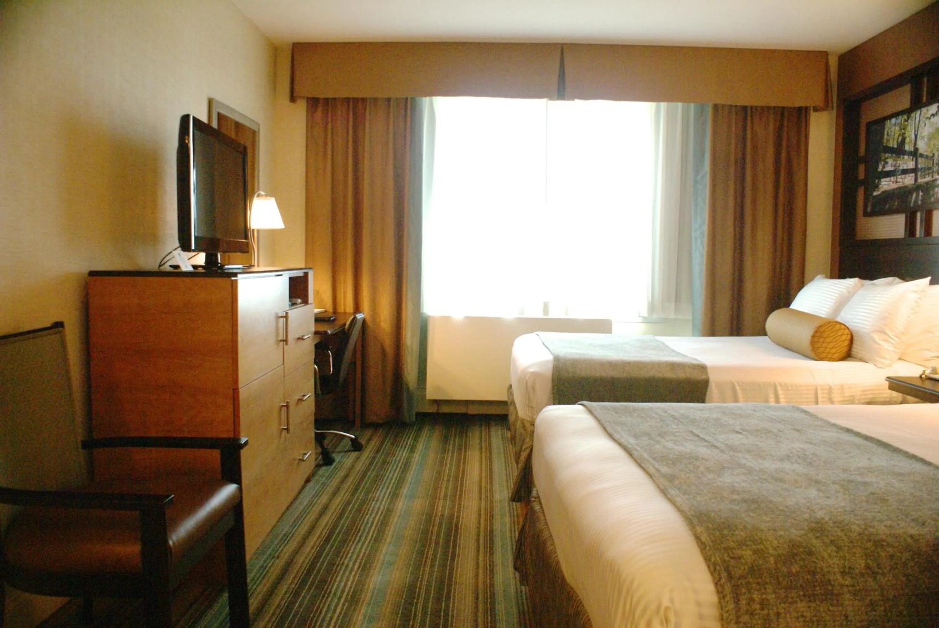 Photo of the whole room, Bed in Best Western Queens Gold Coast