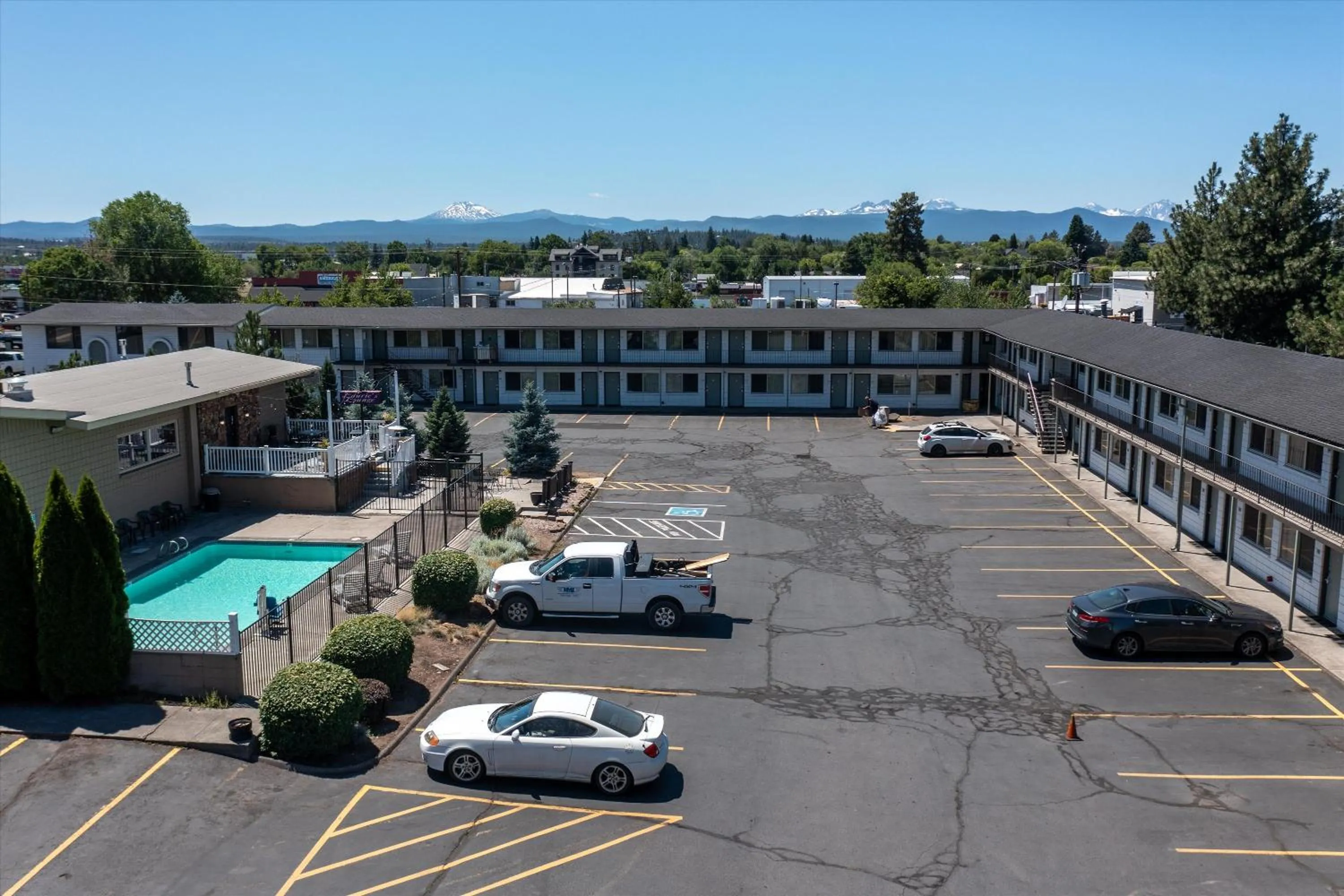 Property building in Bend Inn & Suites