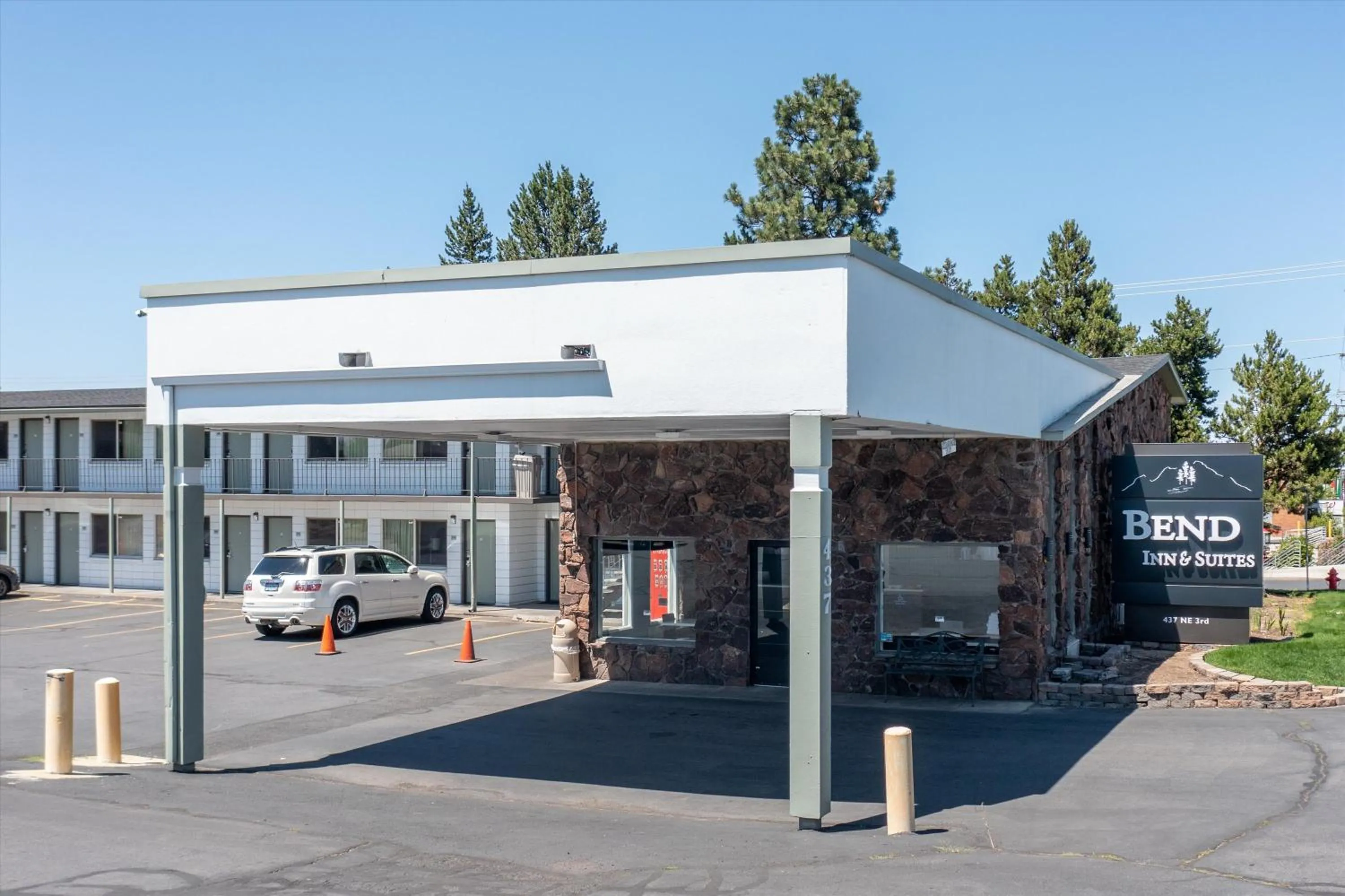Property building in Bend Inn & Suites