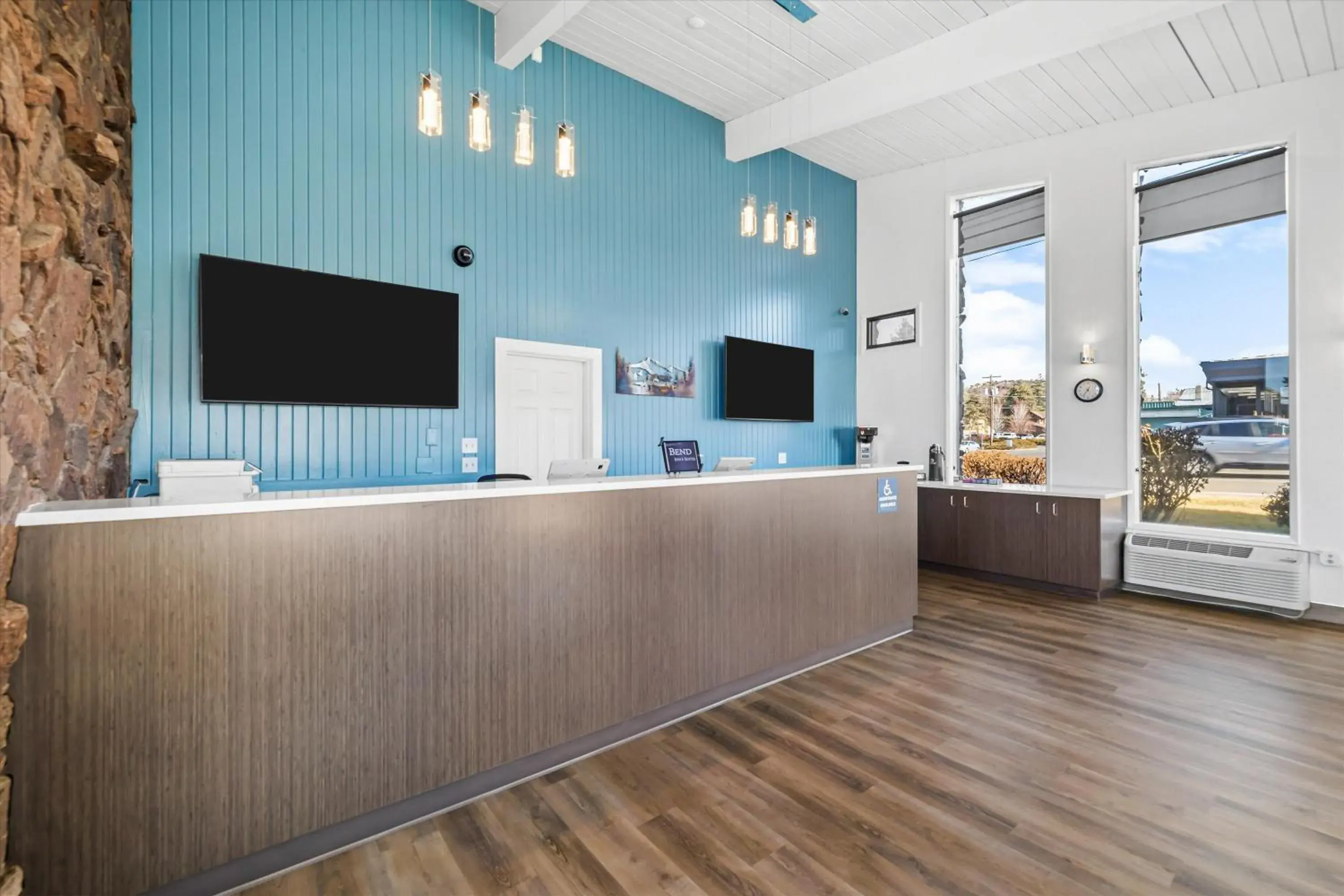 Property building in Bend Inn & Suites Property building in Bend Inn & Suites