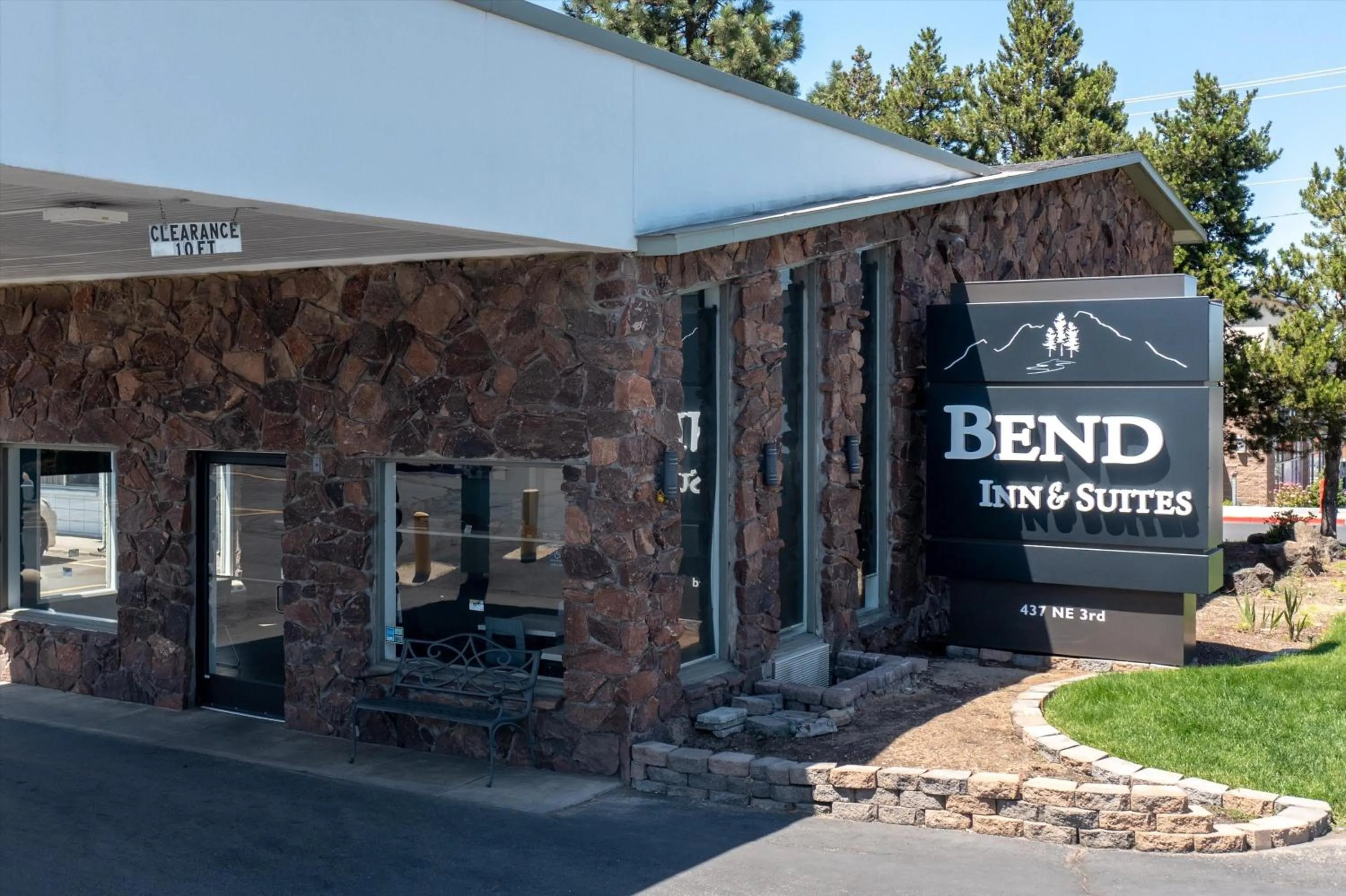 Property building in Bend Inn & Suites
