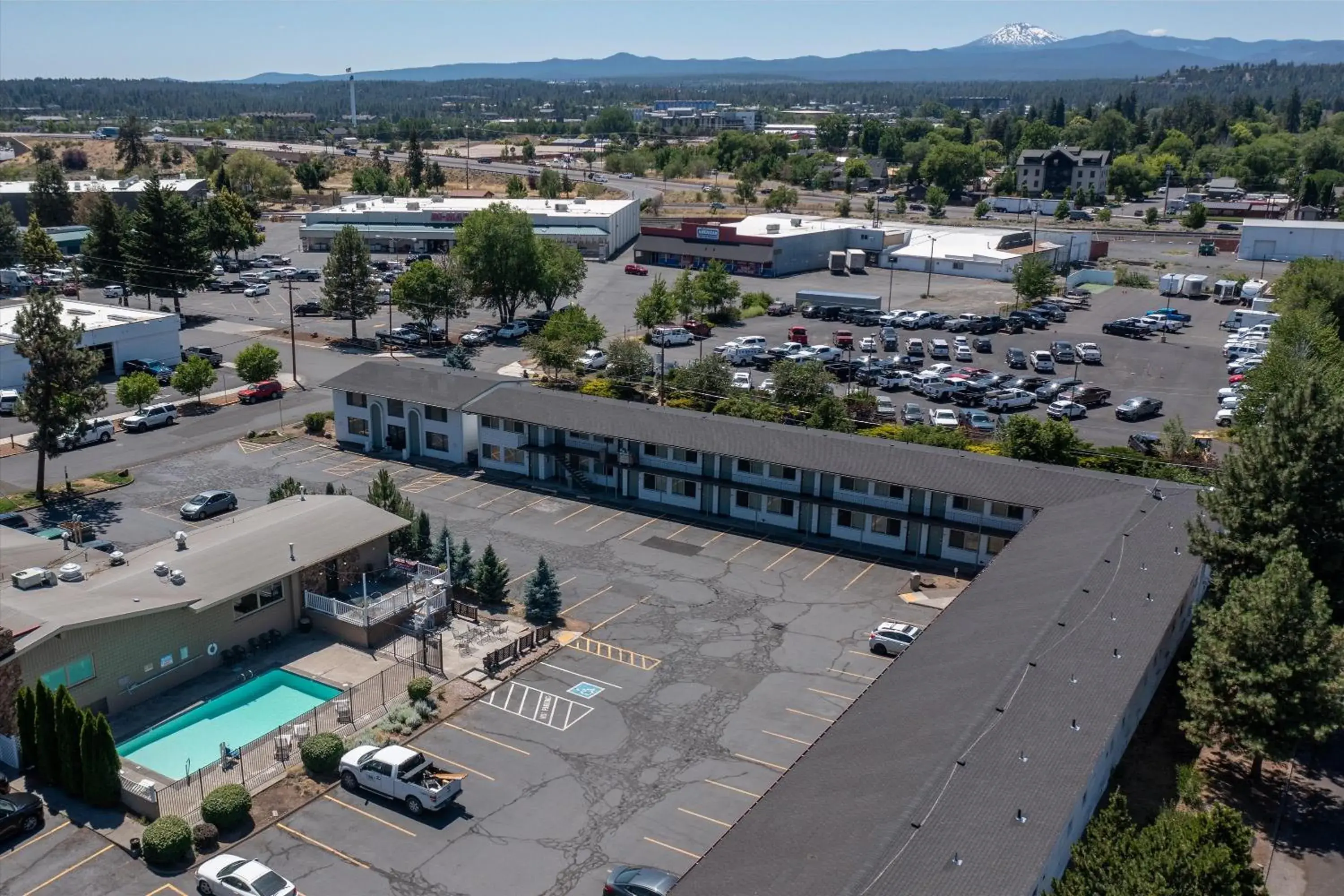 Property building in Bend Inn & Suites Property building in Bend Inn & Suites