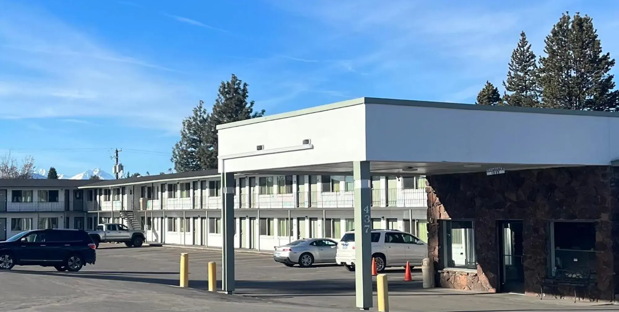 Property building in Bend Inn & Suites Property building in Bend Inn & Suites