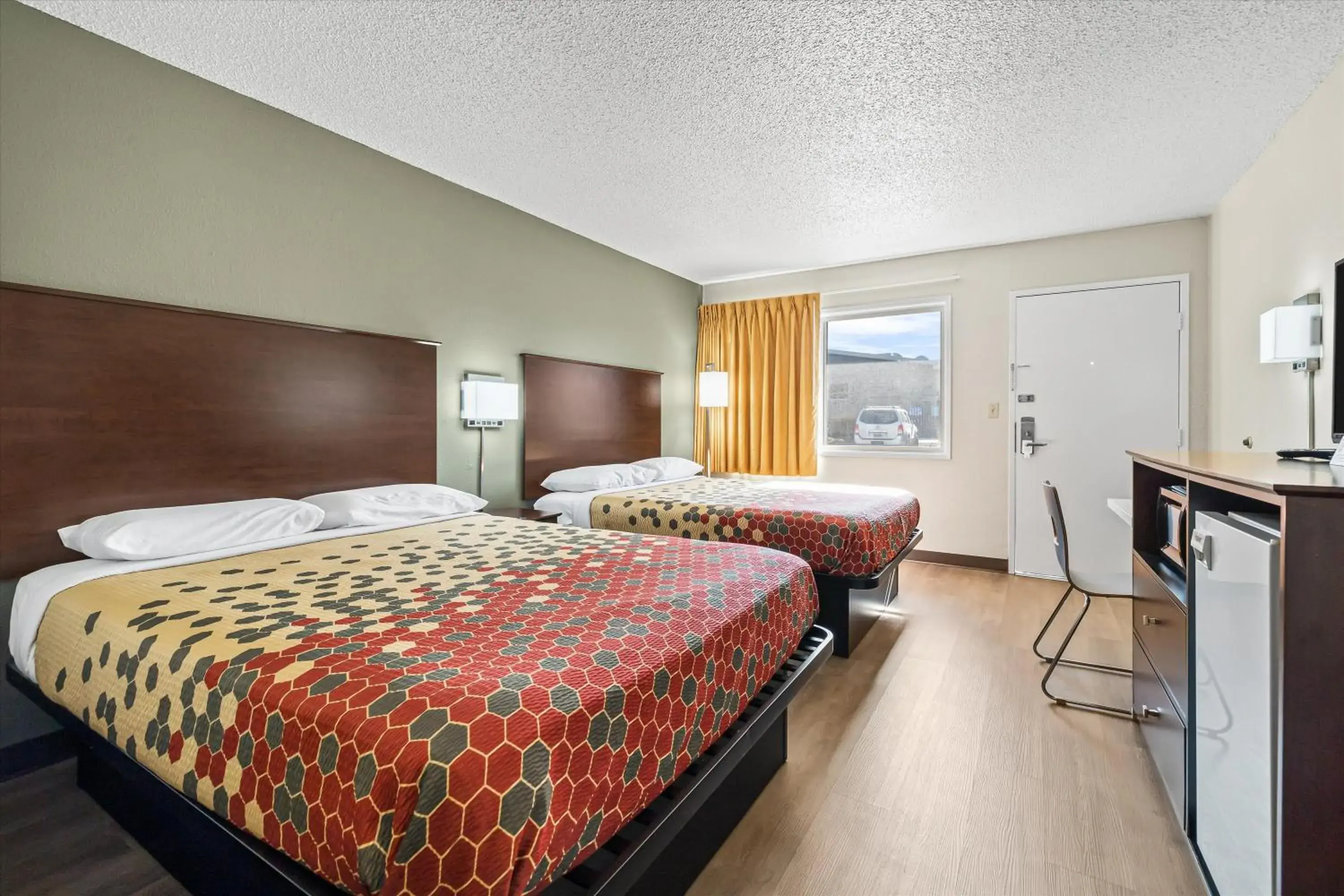 Bed in Bend Inn & Suites Bed in Bend Inn & Suites