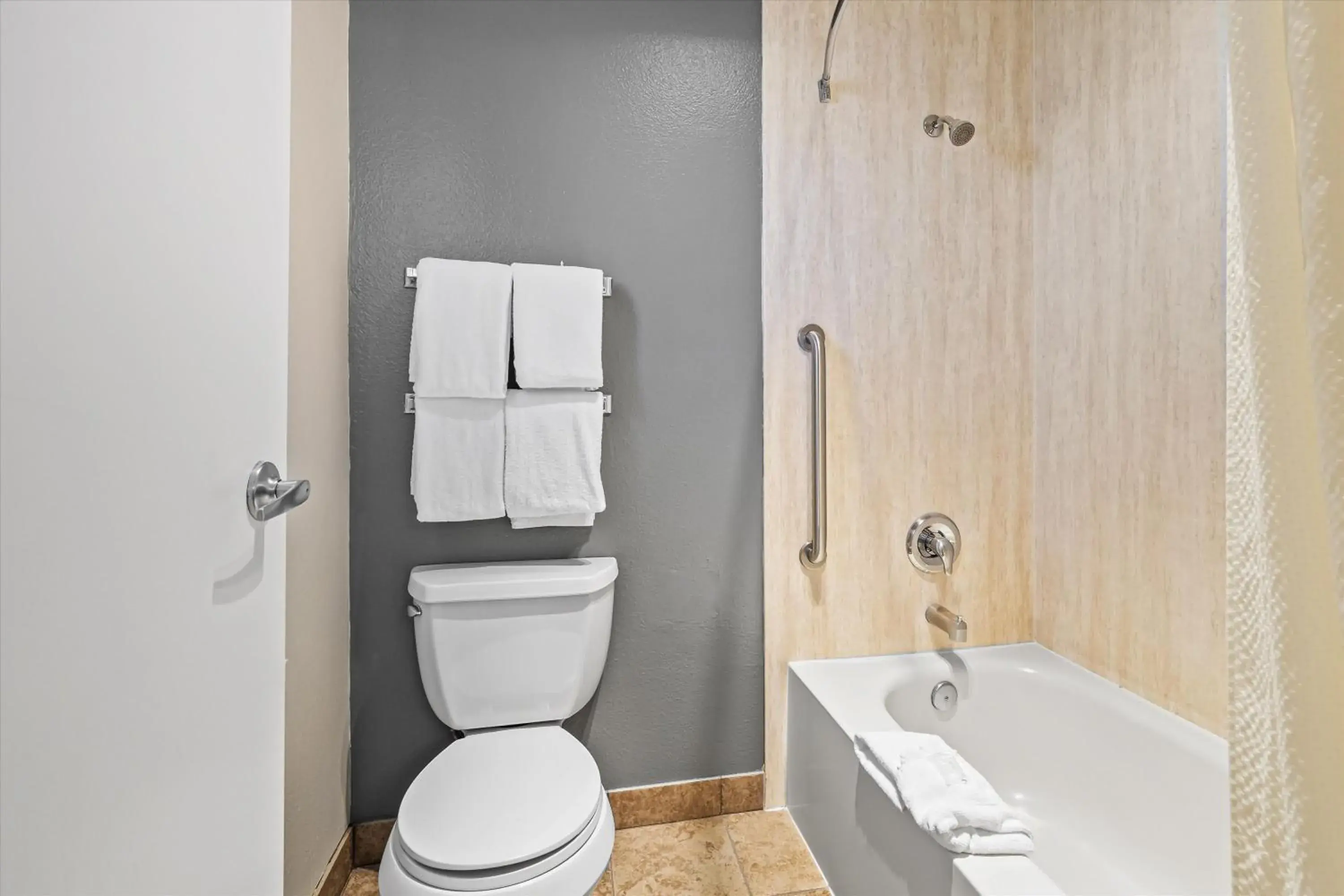 Queen Room with Two Queen Beds - Non-Smoking in Bend Inn & Suites Queen Room with Two Queen Beds - Non-Smoking in Bend Inn & Suites