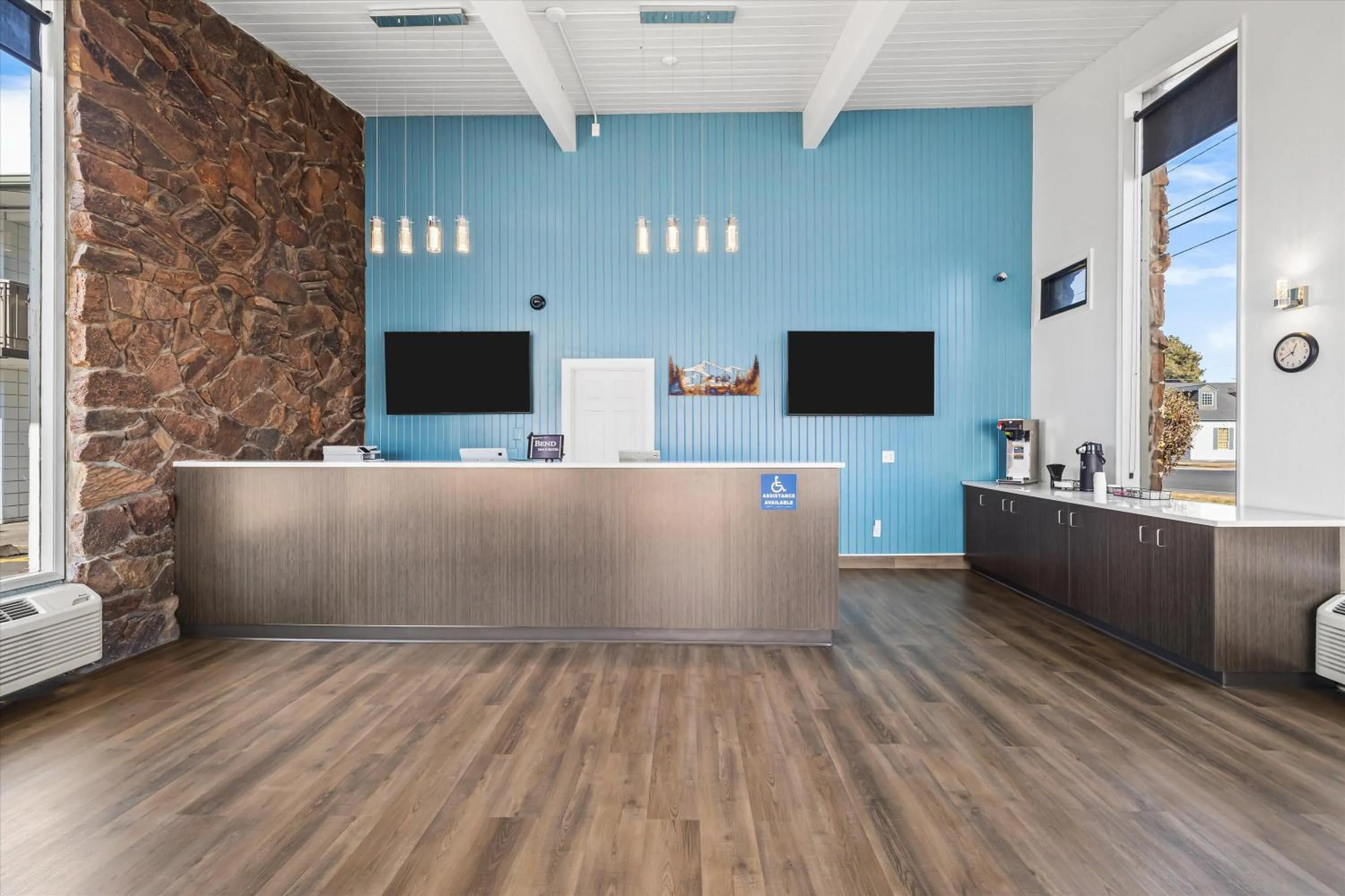 Property building in Bend Inn & Suites