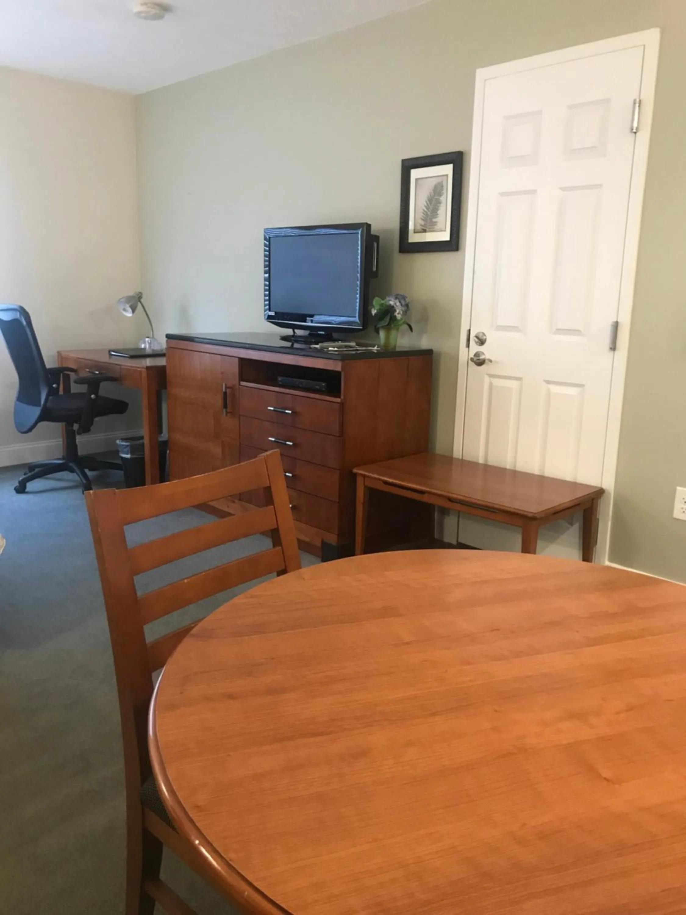 Crescent Suites Hotel