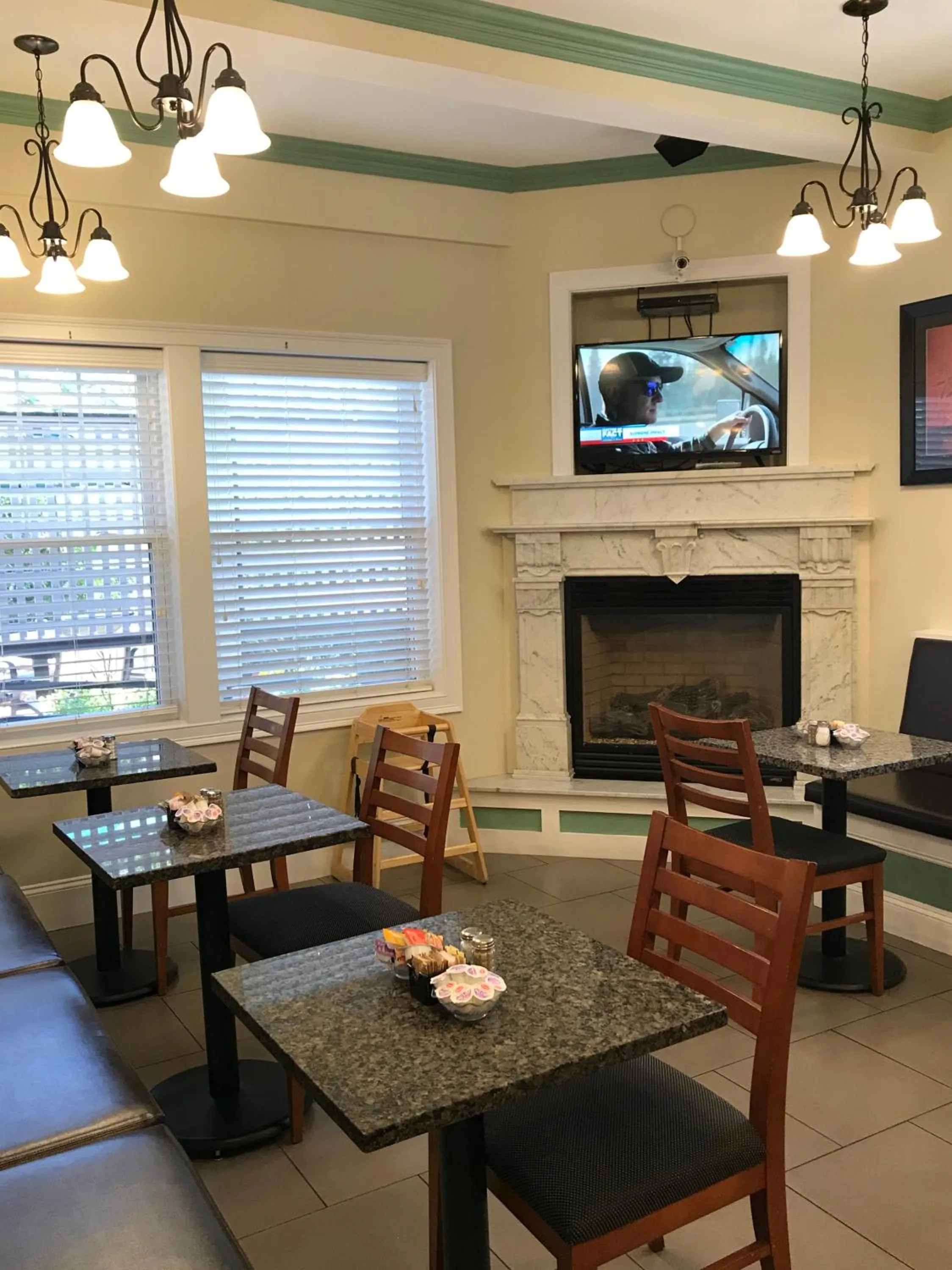 Restaurant/places to eat in Crescent Suites Hotel