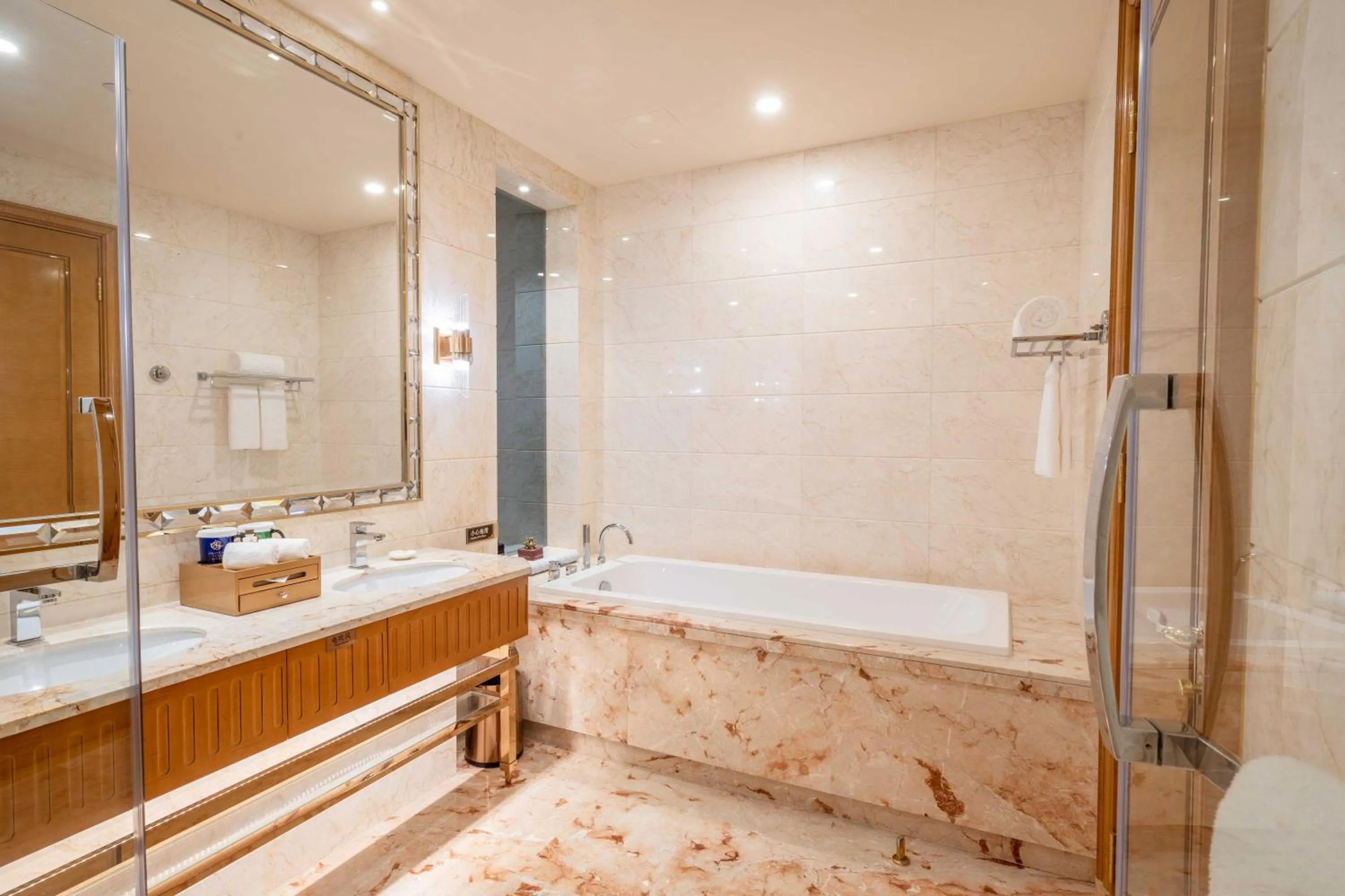 Shower in Chateau Star River Shaanxi