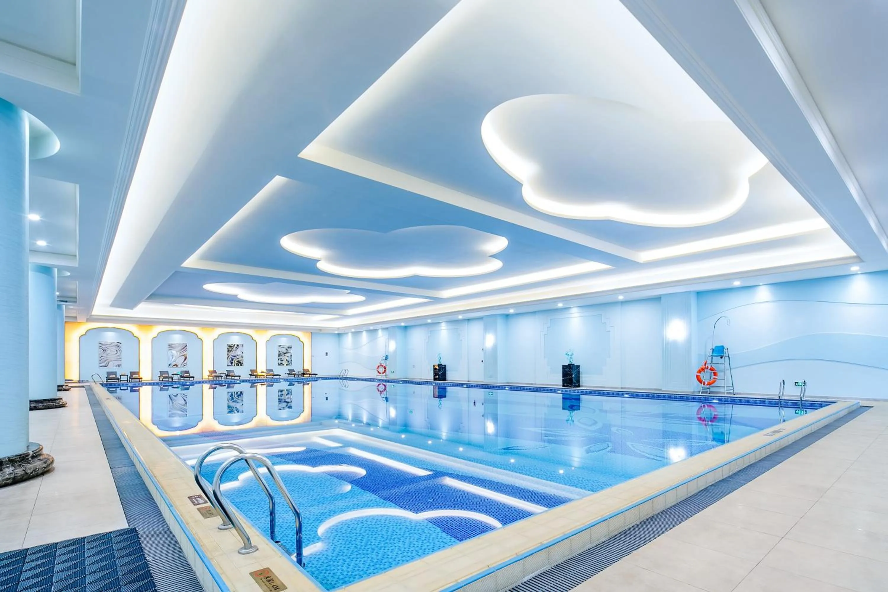 Swimming pool in Chateau Star River Shaanxi