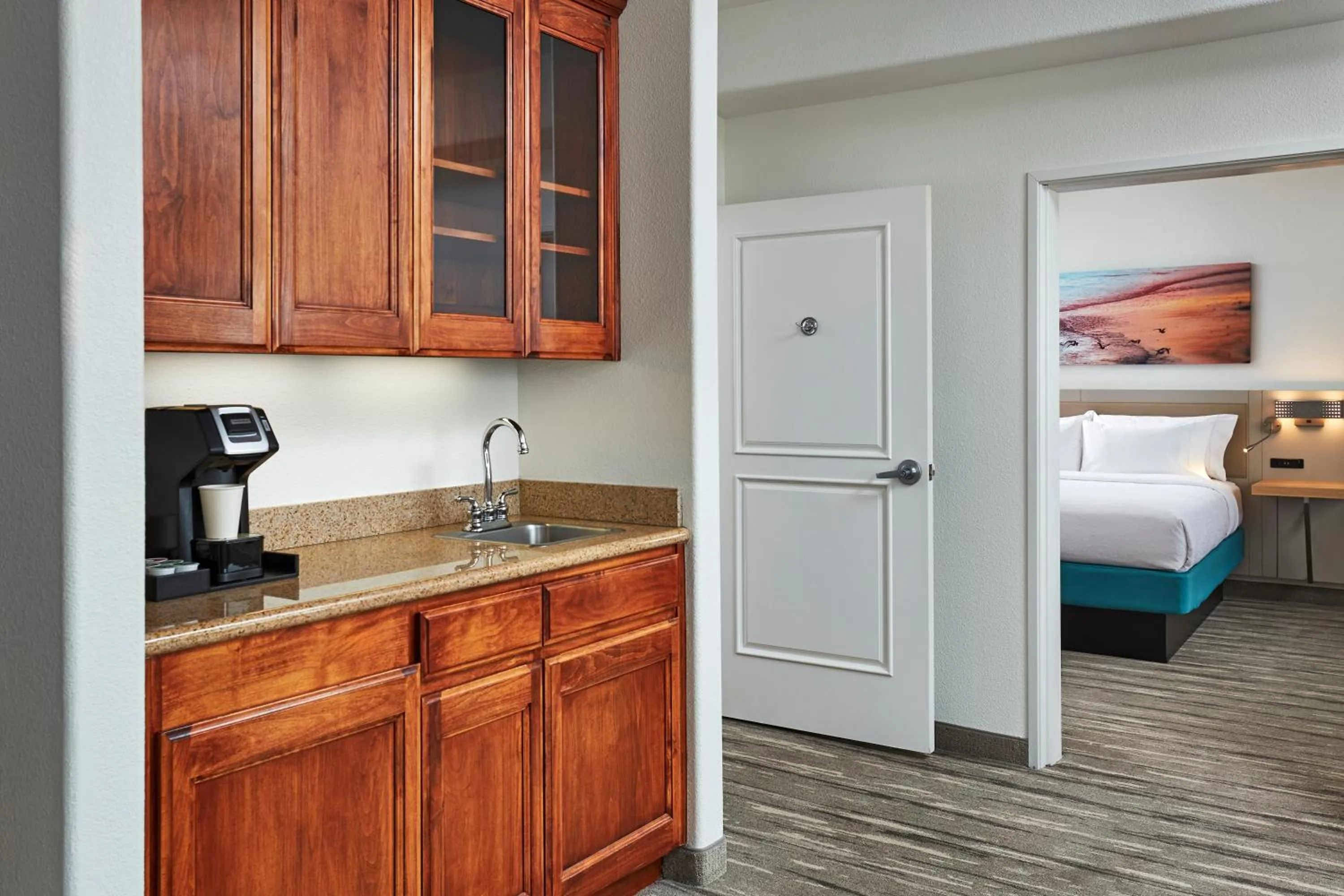 Kitchen or kitchenette, Bed in Hilton Garden Inn San Luis Obispo/Pismo Beach