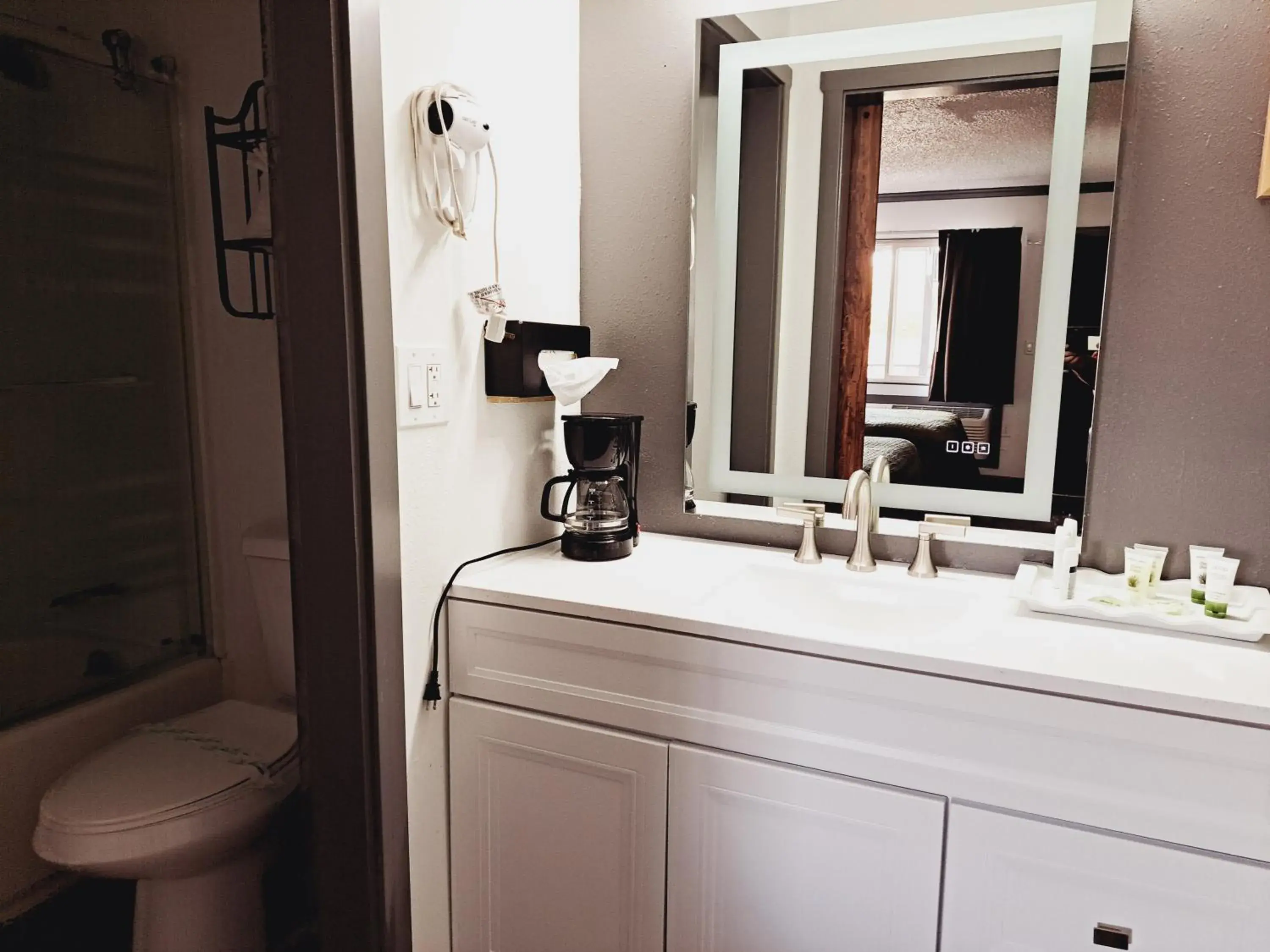 Bathroom in Dunes Motel - Bend