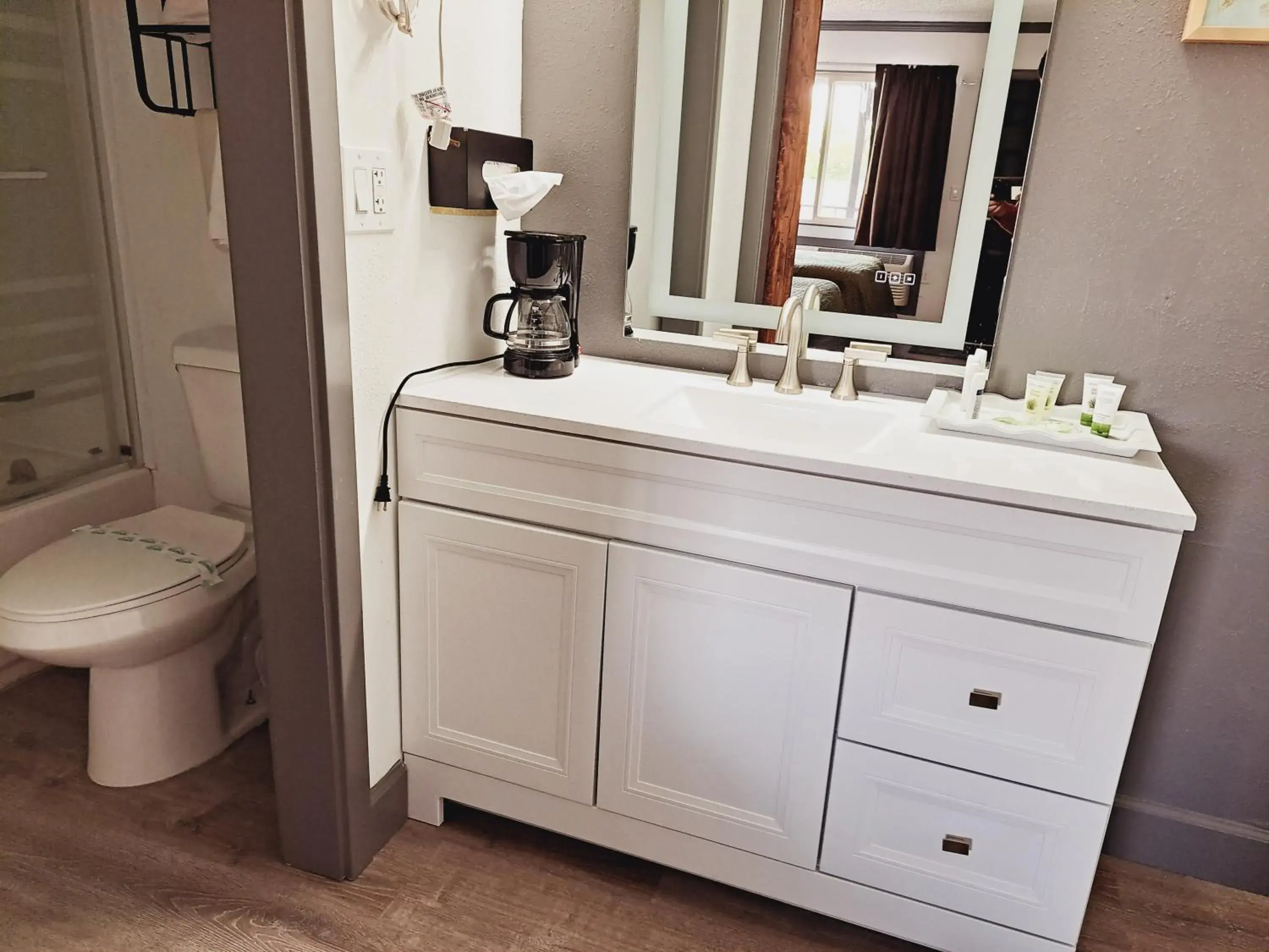 Bathroom in Dunes Motel - Bend