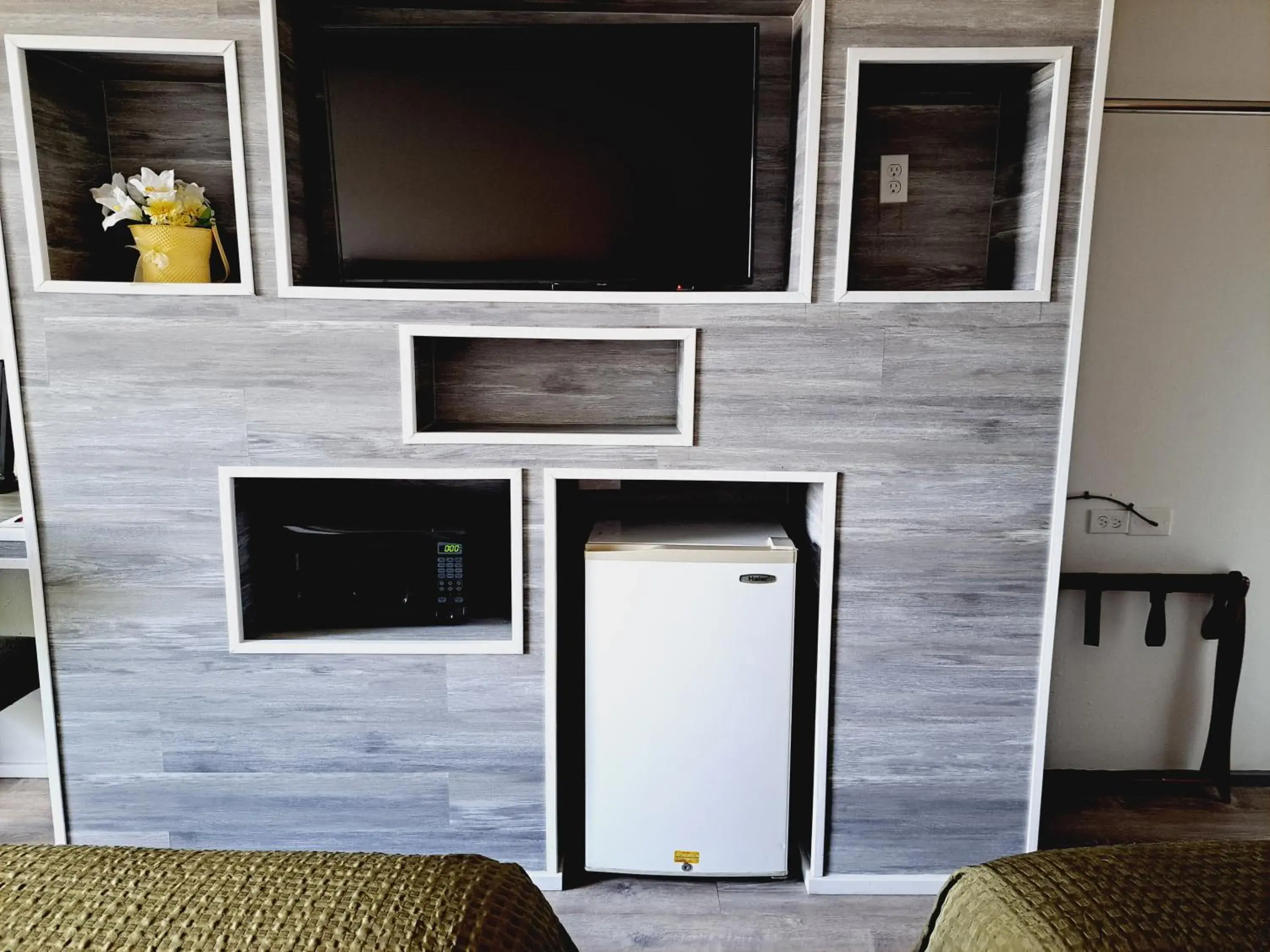 TV/Entertainment Center in Dunes Motel - Bend