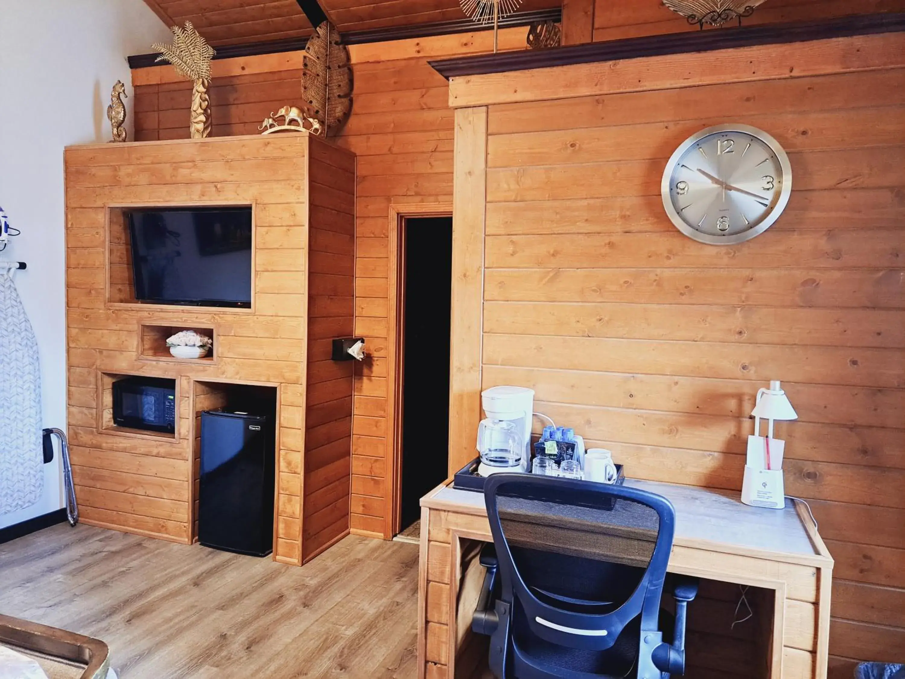 Dining Area in Dunes Motel - Bend