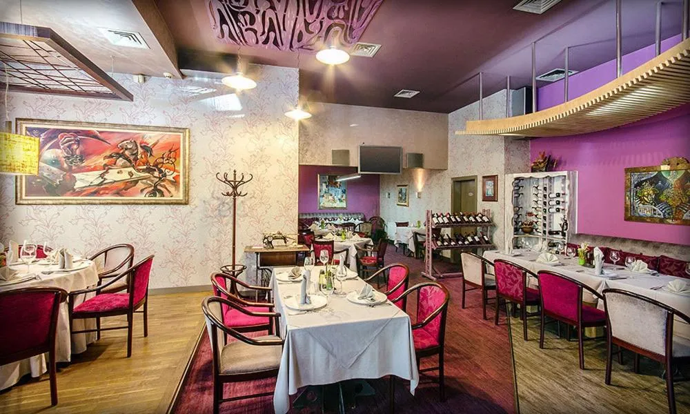 Restaurant/places to eat in Alliance Hotel