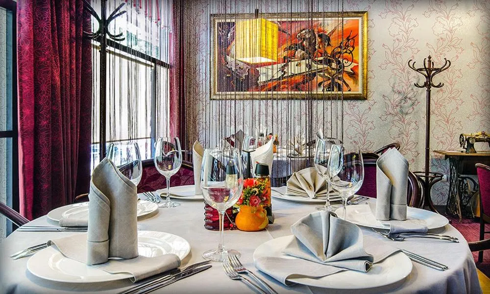 Restaurant/places to eat in Alliance Hotel