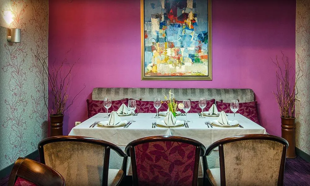 Restaurant/places to eat in Alliance Hotel