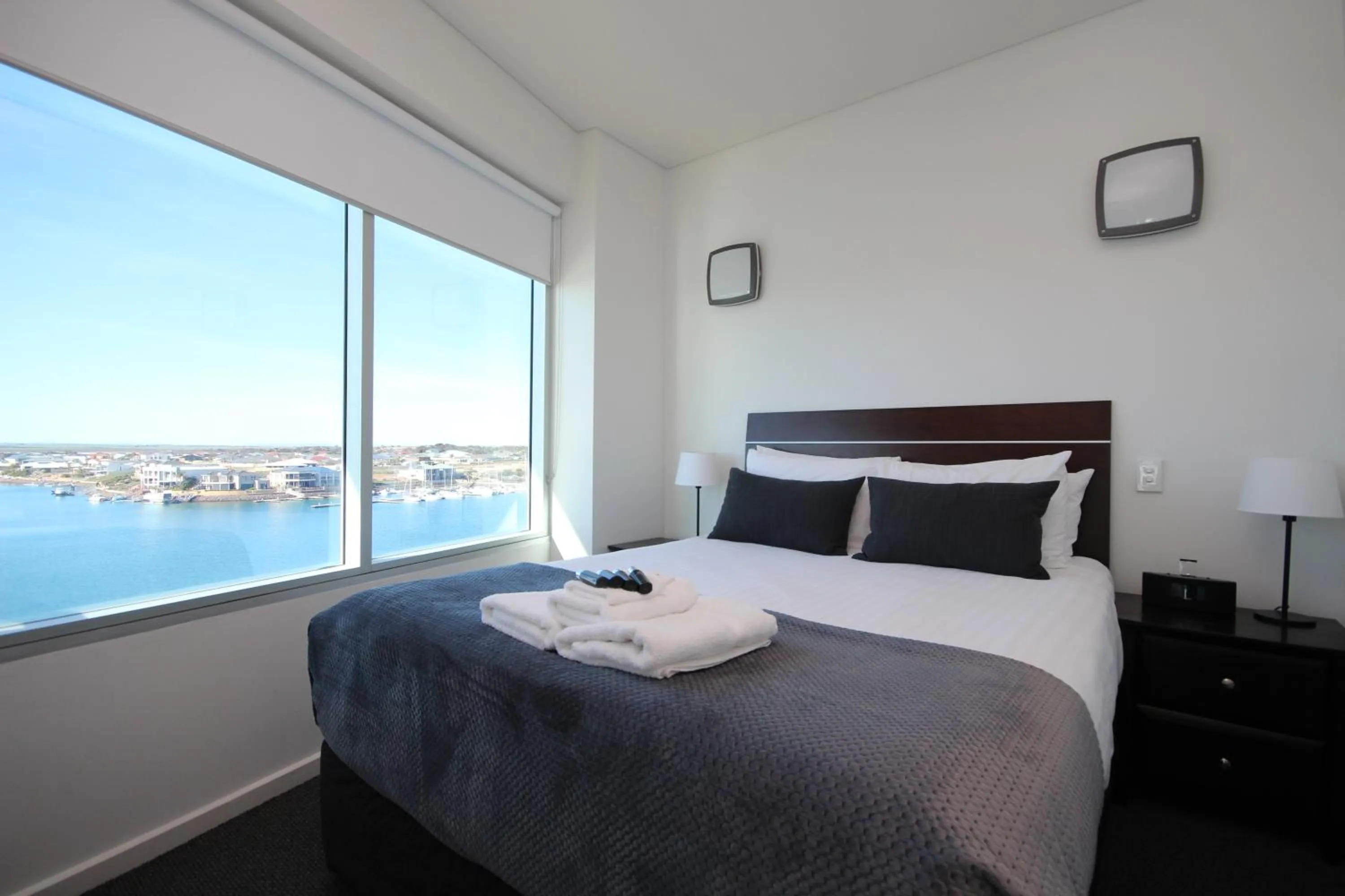 Bedroom, Bed in Wallaroo Marina Apartments