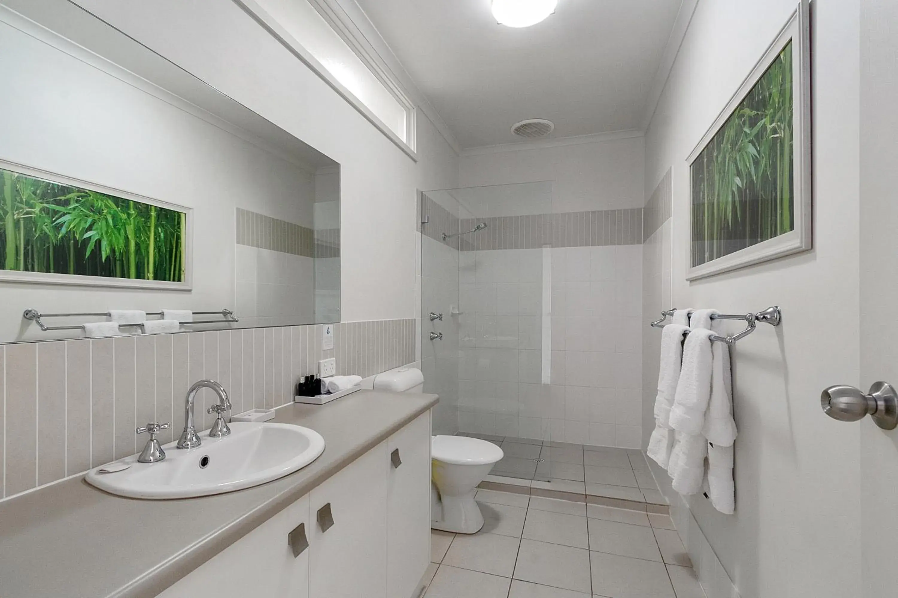 Three-Bedroom Boardwalk Apartment in Wallaroo Marina Apartments Three-Bedroom Boardwalk Apartment in Wallaroo Marina Apartments