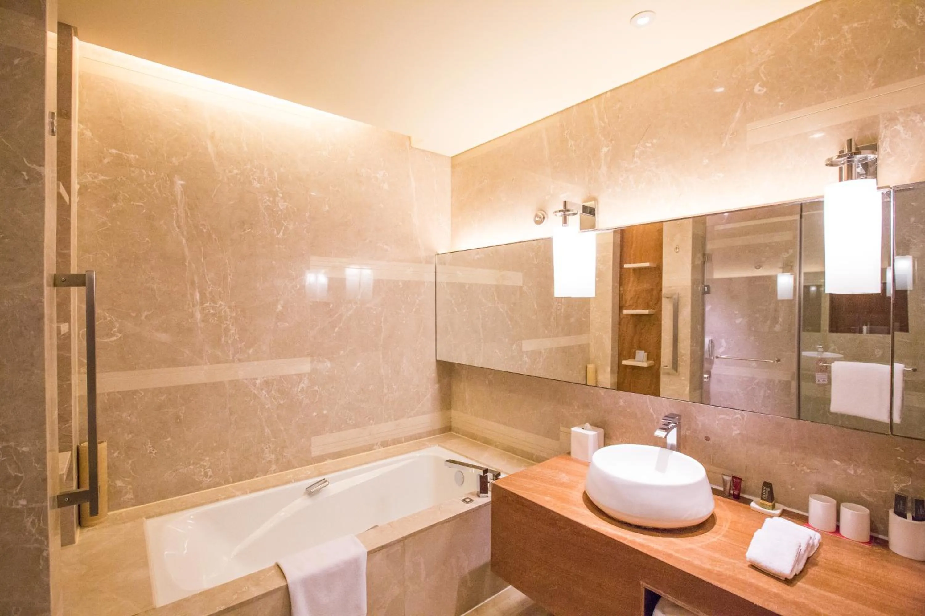 Hot Tub in Marriott Executive Apartment Tianjin Lakeview